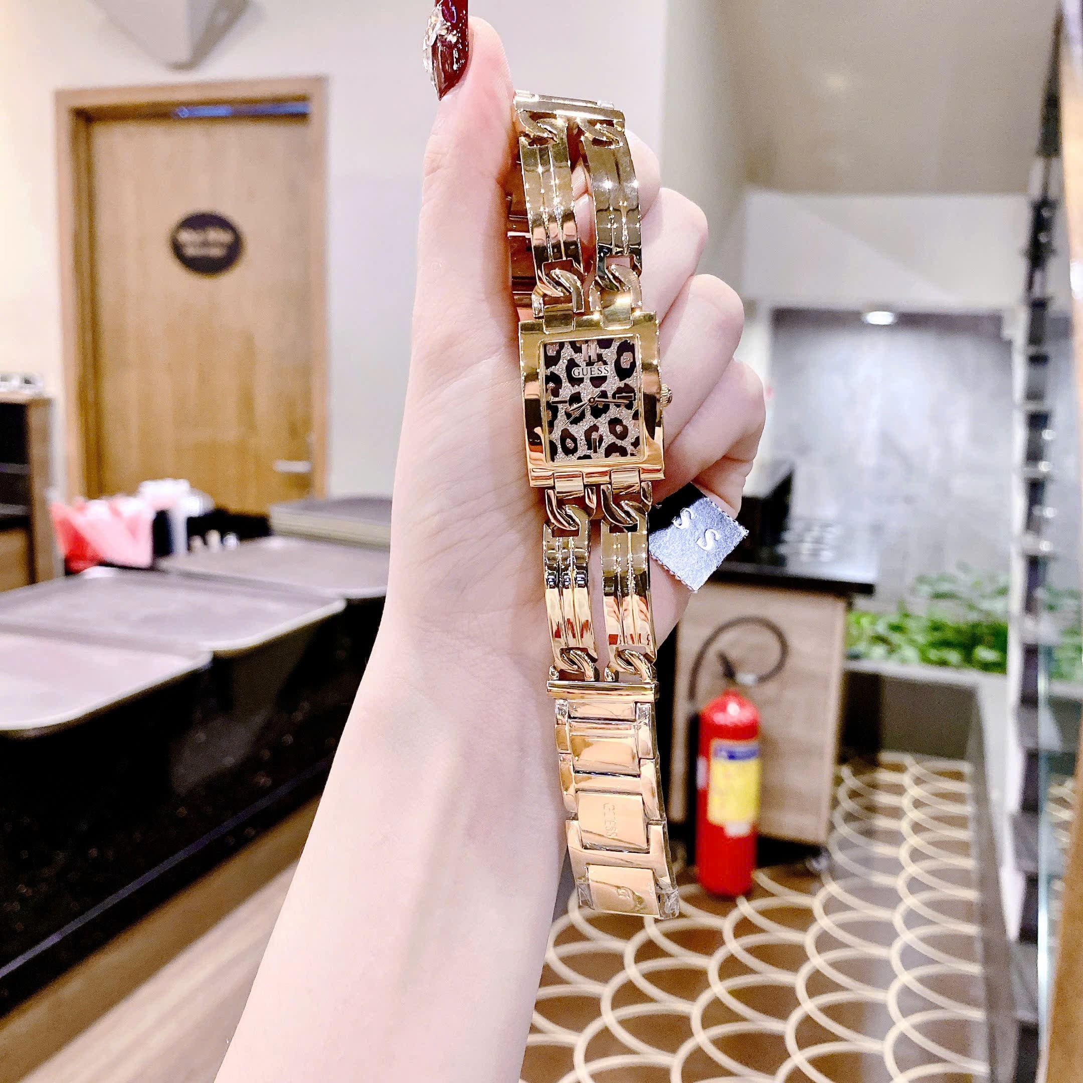Đồng Hồ Guess Mod ID |Nữ Giới |Mặt Chữ Nhật |Da Báo |Lắc Tay Vàng Gold |Máy Pin (Quartz) |Size 24x29mm |donghogiatot.vn