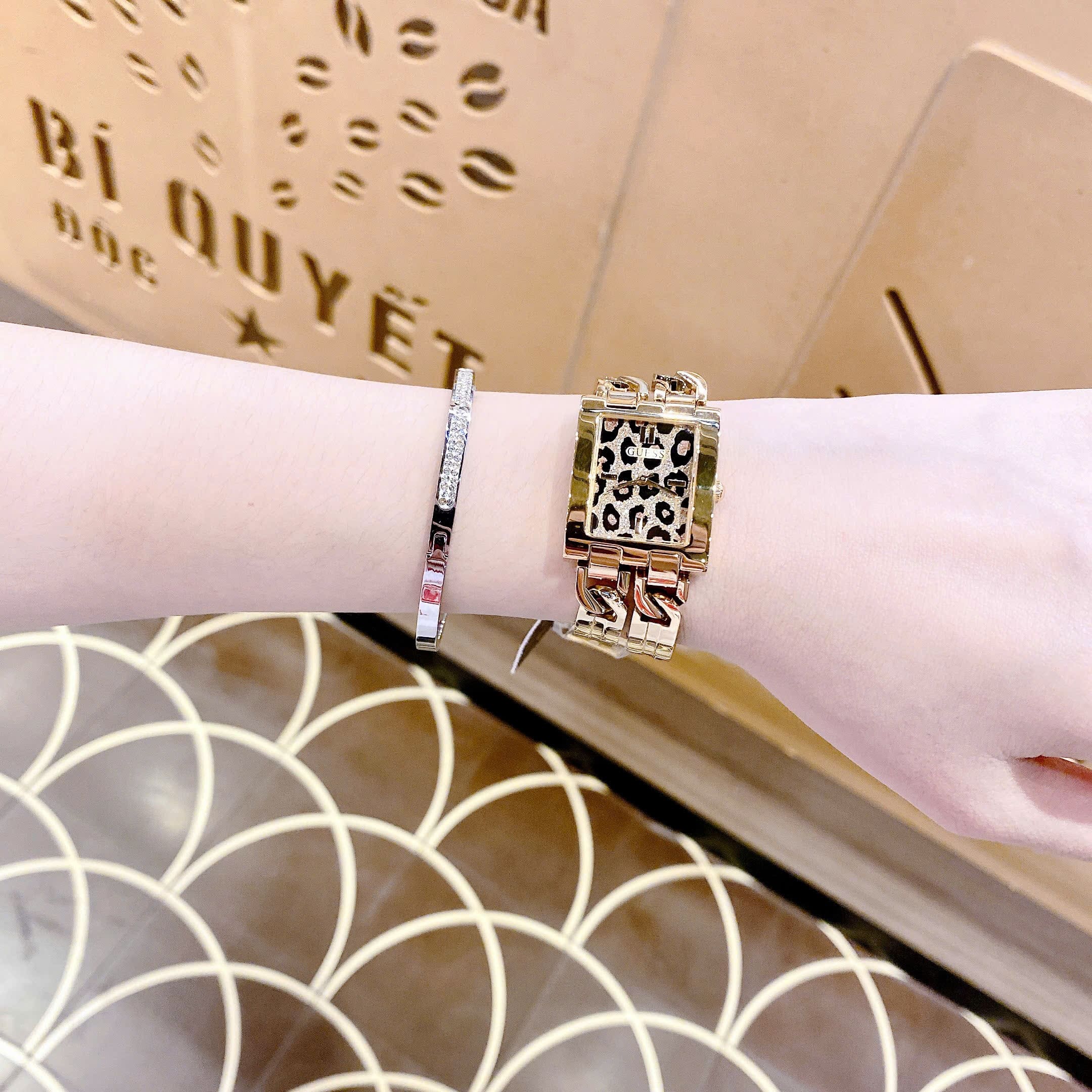 Đồng Hồ Guess Mod ID |Nữ Giới |Mặt Chữ Nhật |Da Báo |Lắc Tay Vàng Gold |Máy Pin (Quartz) |Size 24x29mm |donghogiatot.vn