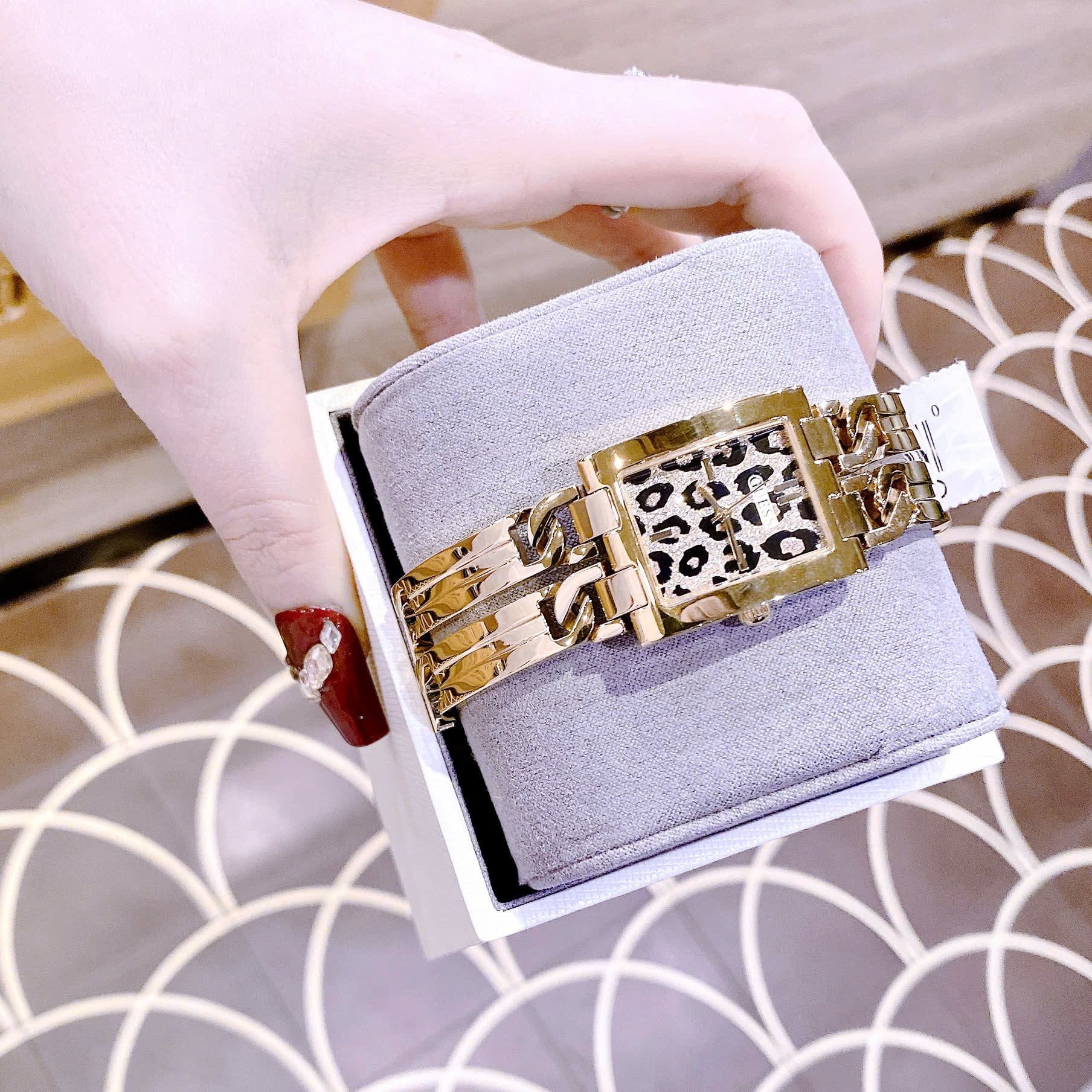 Đồng Hồ Guess Mod ID |Nữ Giới |Mặt Chữ Nhật |Da Báo |Lắc Tay Vàng Gold |Máy Pin (Quartz) |Size 24x29mm |donghogiatot.vn