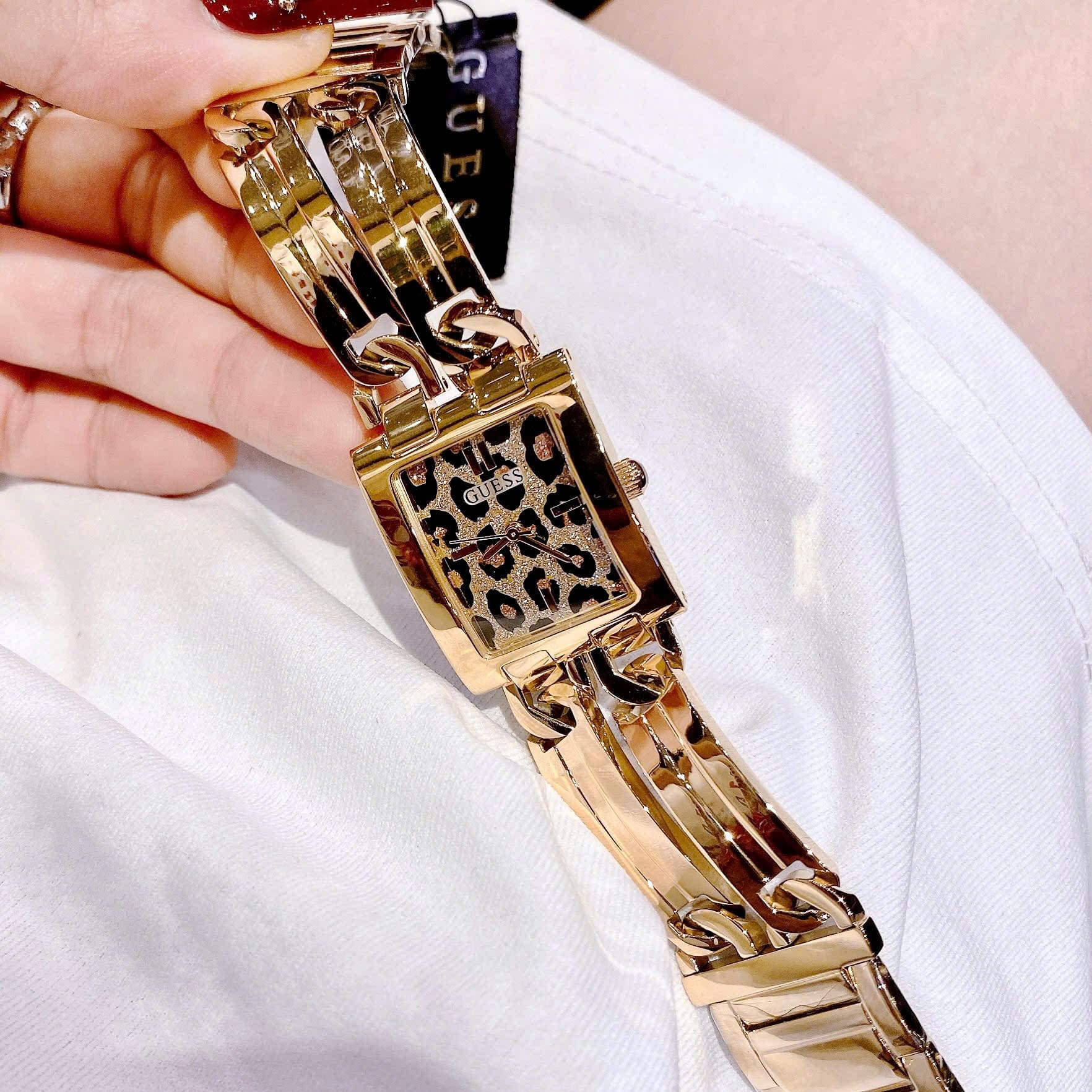 Đồng Hồ Guess Mod ID |Nữ Giới |Mặt Chữ Nhật |Da Báo |Lắc Tay Vàng Gold |Máy Pin (Quartz) |Size 24x29mm |donghogiatot.vn