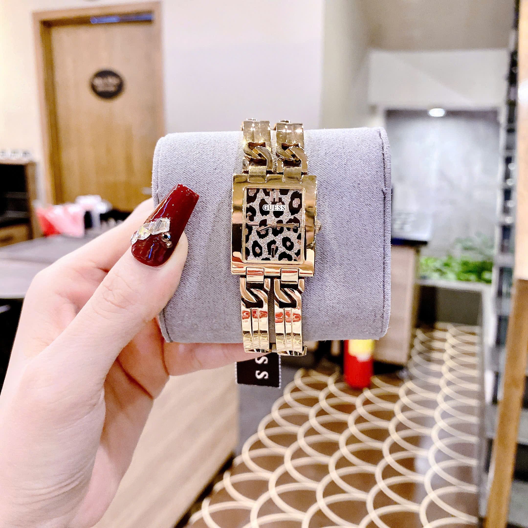 Đồng Hồ Guess Mod ID |Nữ Giới |Mặt Chữ Nhật |Da Báo |Lắc Tay Vàng Gold |Máy Pin (Quartz) |Size 24x29mm |donghogiatot.vn