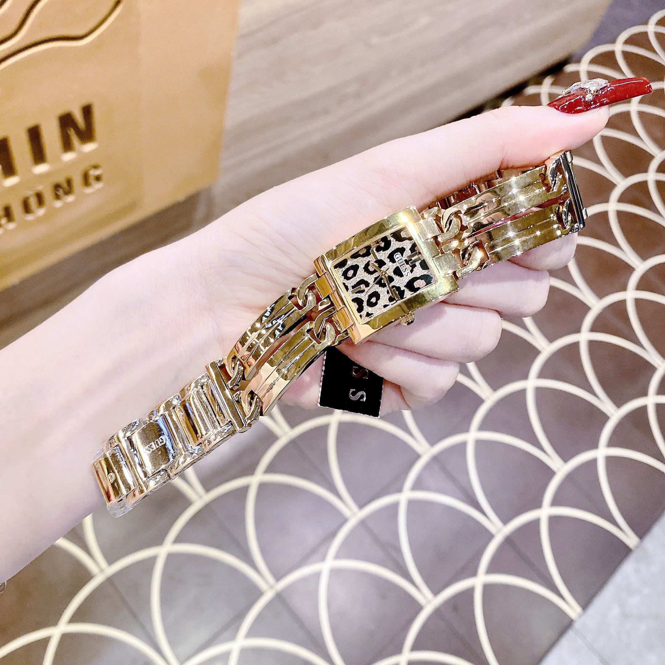 Đồng Hồ Guess Mod ID |Nữ Giới |Mặt Chữ Nhật |Da Báo |Lắc Tay Vàng Gold |Máy Pin (Quartz) |Size 24x29mm |donghogiatot.vn