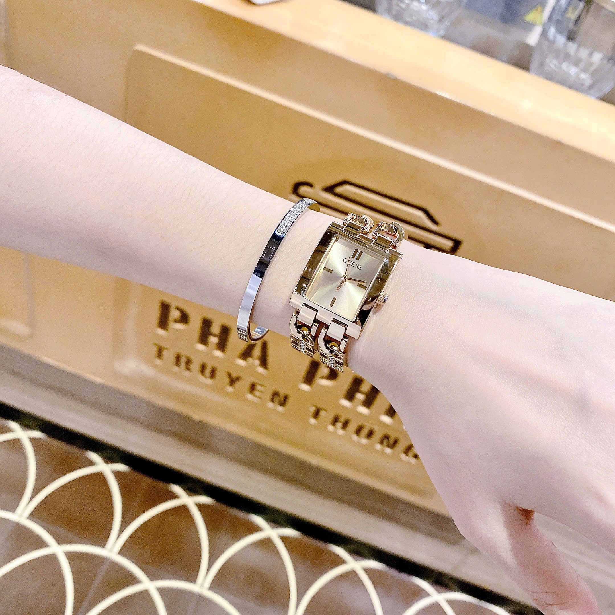 Đồng Hồ Guess Mod ID |Nữ Giới |6 Kim |Mặt Chữ Nhật |Dây Xích Vàng Gold |Máy Pin (Quartz) |Size 24mm |donghogiatot.vn