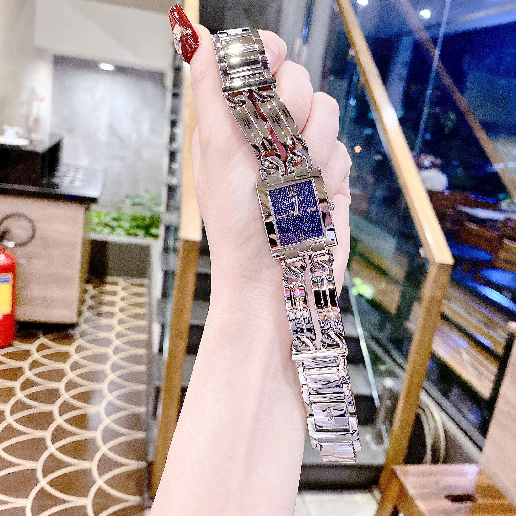 Đồng Hồ Guess Mod ID |Nữ Giới |Mặt Chữ Nhật |Denim |Lắc Tay Silver |Máy Pin (Quartz) |Size 24x29mm |donghogiatot.vn
