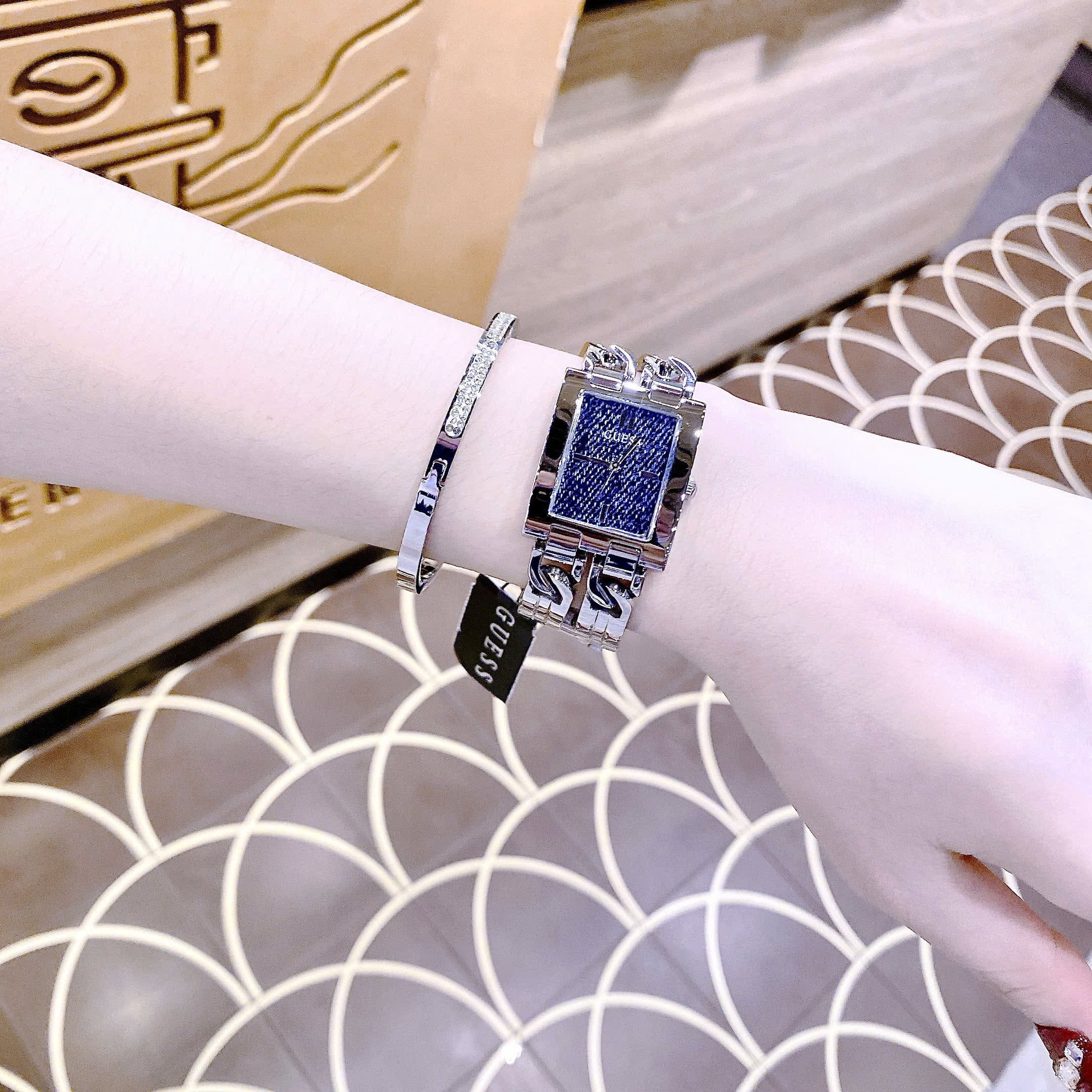 Đồng Hồ Guess Mod ID |Nữ Giới |Mặt Chữ Nhật |Denim |Lắc Tay Silver |Máy Pin (Quartz) |Size 24x29mm |donghogiatot.vn