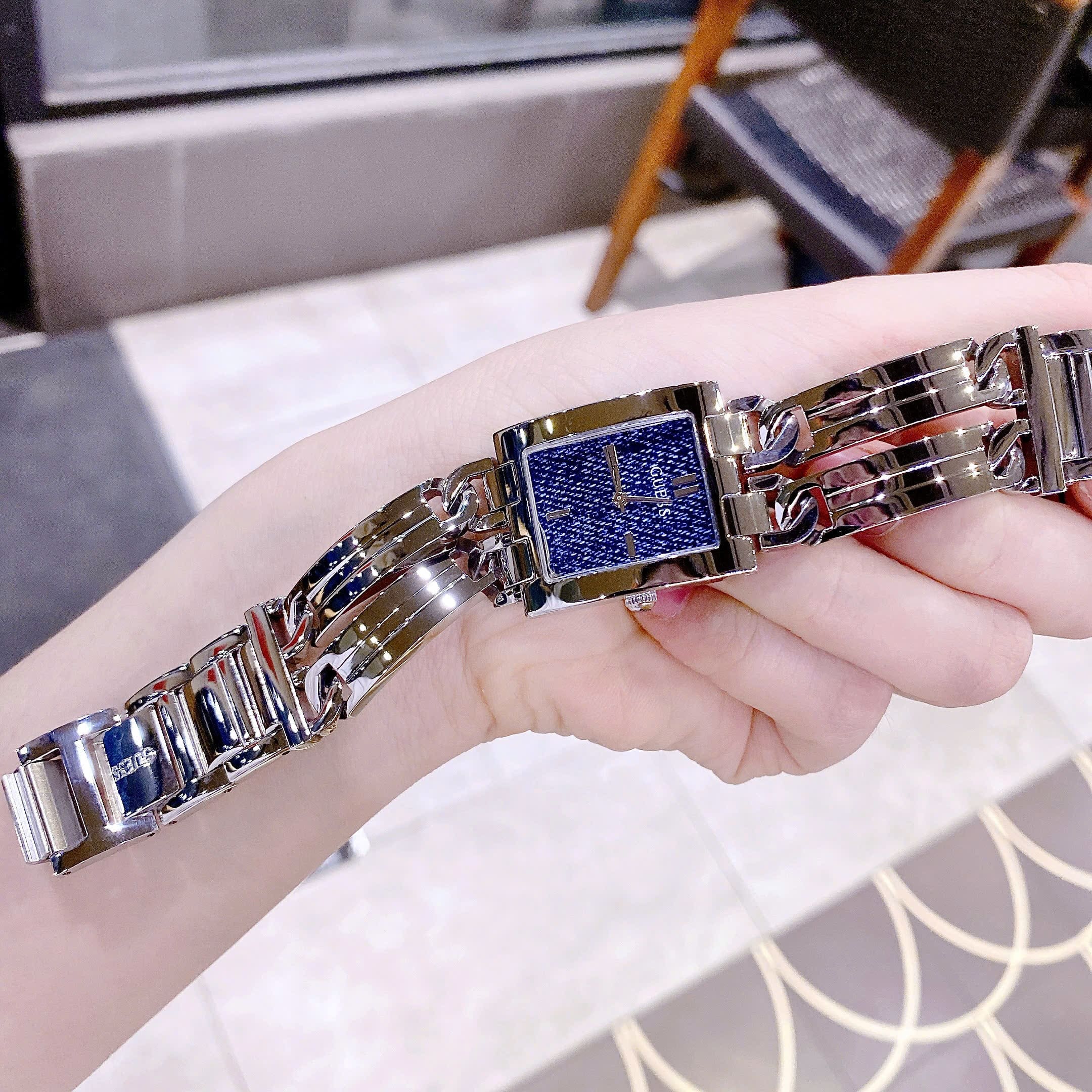 Đồng Hồ Guess Mod ID |Nữ Giới |Mặt Chữ Nhật |Denim |Lắc Tay Silver |Máy Pin (Quartz) |Size 24x29mm |donghogiatot.vn
