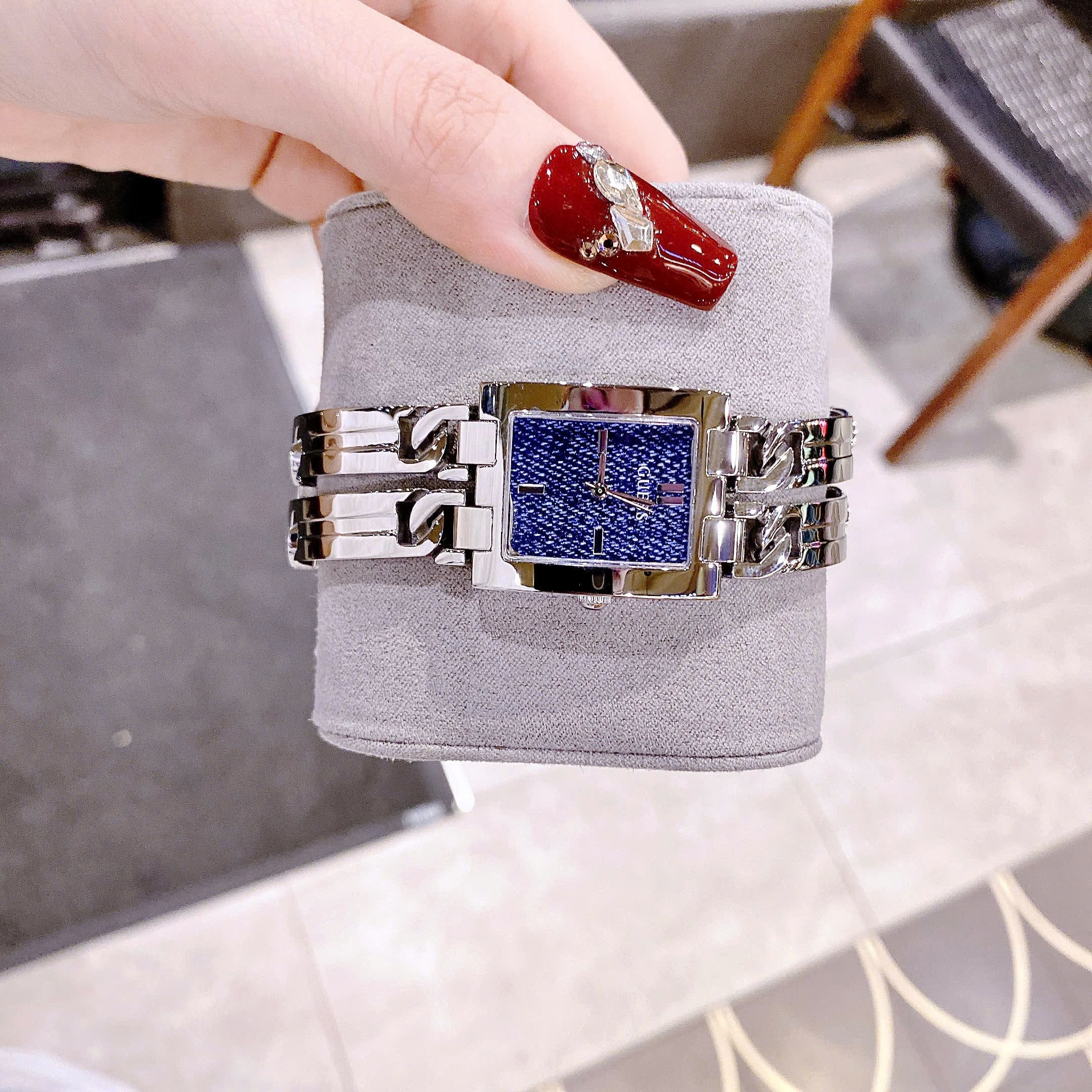 Đồng Hồ Guess Mod ID |Nữ Giới |Mặt Chữ Nhật |Denim |Lắc Tay Silver |Máy Pin (Quartz) |Size 24x29mm |donghogiatot.vn