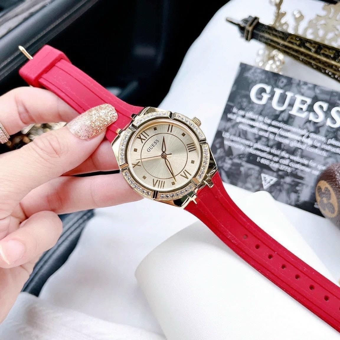 Đồng Hồ Guess Modern |Nữ Giới |Mặt Vàng Gold |Dây Cao Su Đỏ |Máy Pin (Quartz) |Size 36mm |donghogiatot.vn