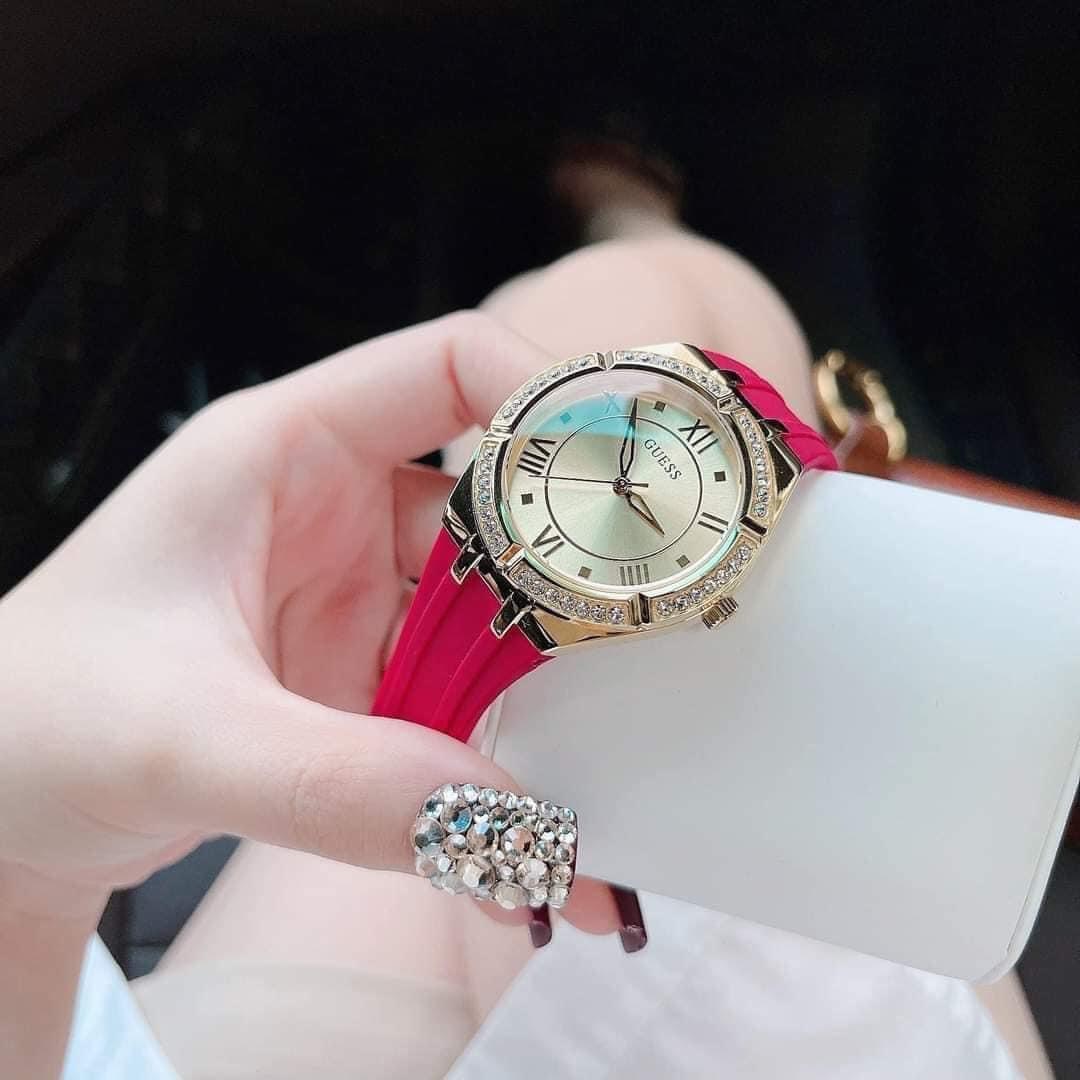 Đồng Hồ Guess Modern |Nữ Giới |Mặt Vàng Gold |Dây Cao Su Đỏ |Máy Pin (Quartz) |Size 36mm |donghogiatot.vn