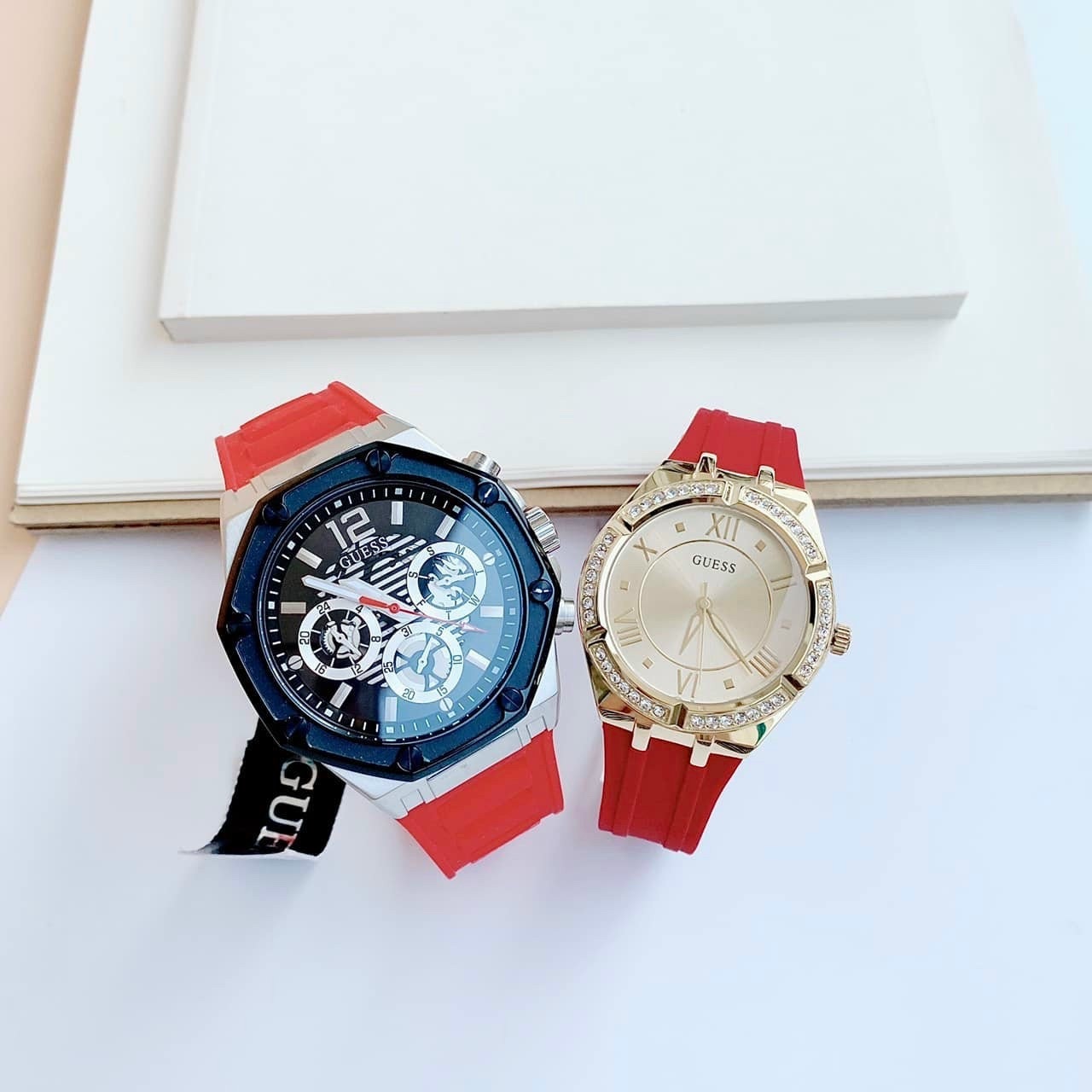 Đồng Hồ Guess Momentum |Cặp Đôi |Đính Đá |Dây Sillicone Đỏ |Size 44x36mm |donghogiatot.vn