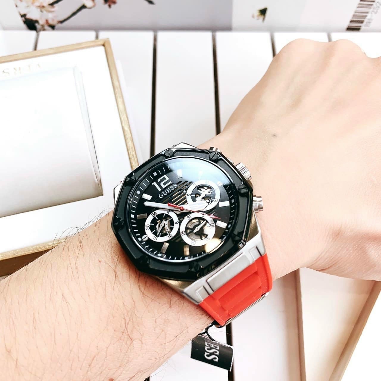 Đồng Hồ Guess Momentum |Cặp Đôi |Đính Đá |Dây Sillicone Đỏ |Size 44x36mm |donghogiatot.vn