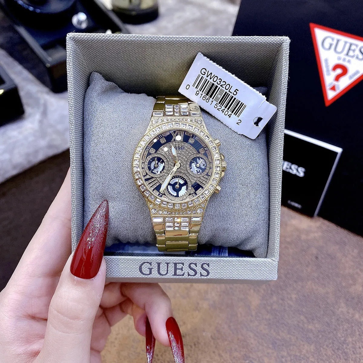 Đồng Hồ Guess Moonlighte |Nữ Giới |Mặt Đen |Dây Kim Loại Vàng Gold |Máy Pin (Quartz) |Size 36mm |donghogiatot.vn