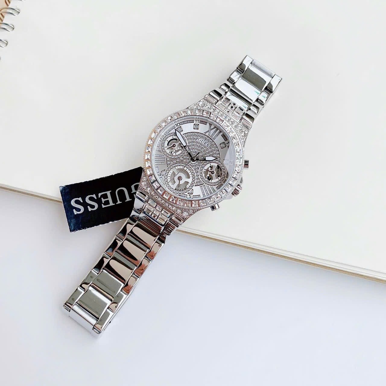 Đồng Hồ Guess Moonlighte |Nữ Giới |Đính Đá |Dây Kim Loại Trắng Silver |Máy Pin (Quartz) |Size 36mm |donghogiatot.vn