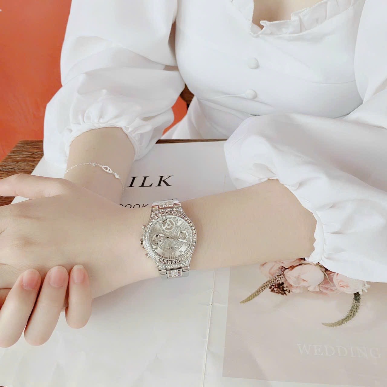 Đồng Hồ Guess Moonlighte |Nữ Giới |Đính Đá |Dây Kim Loại Trắng Silver |Máy Pin (Quartz) |Size 36mm |donghogiatot.vn