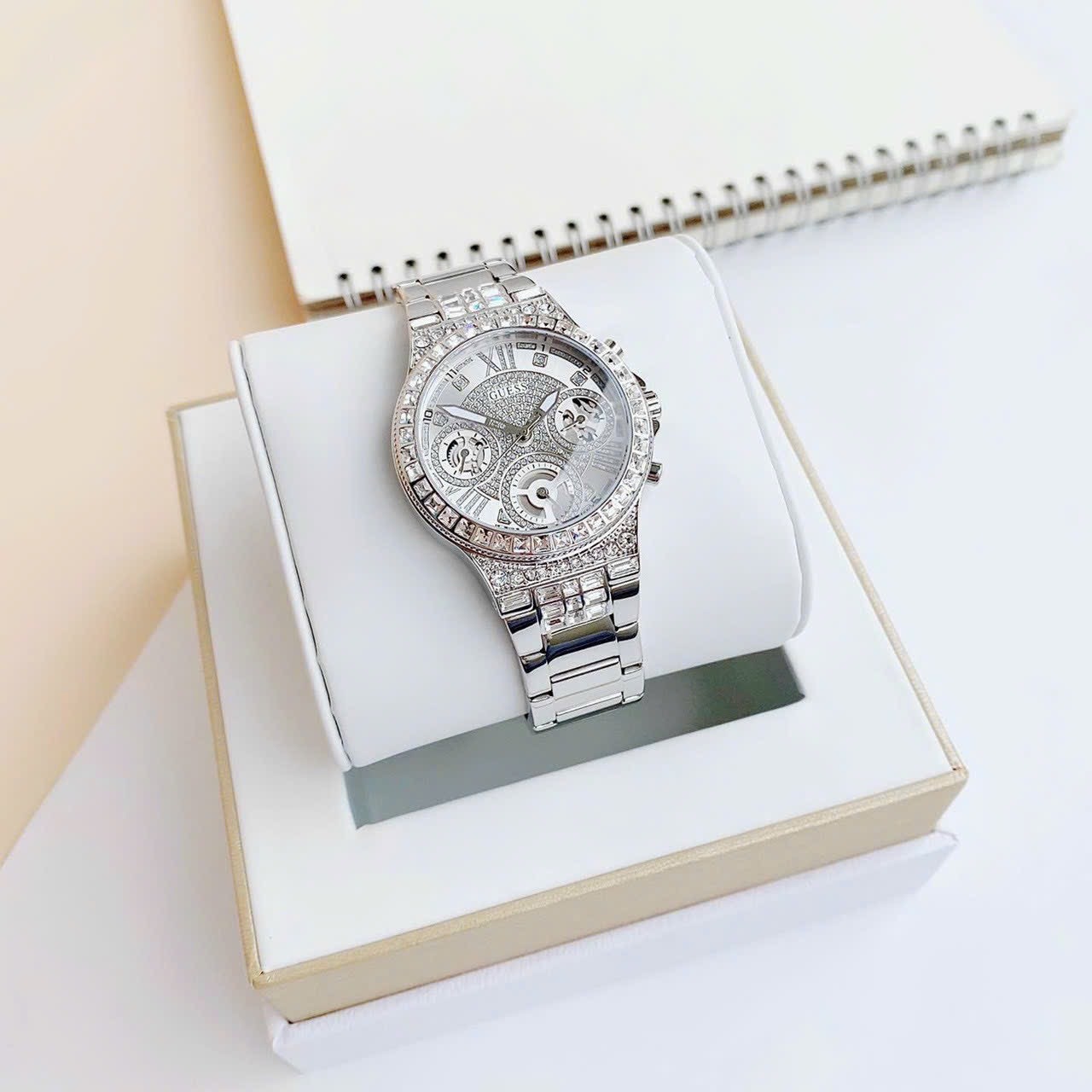Đồng Hồ Guess Moonlighte |Nữ Giới |Đính Đá |Dây Kim Loại Trắng Silver |Máy Pin (Quartz) |Size 36mm |donghogiatot.vn