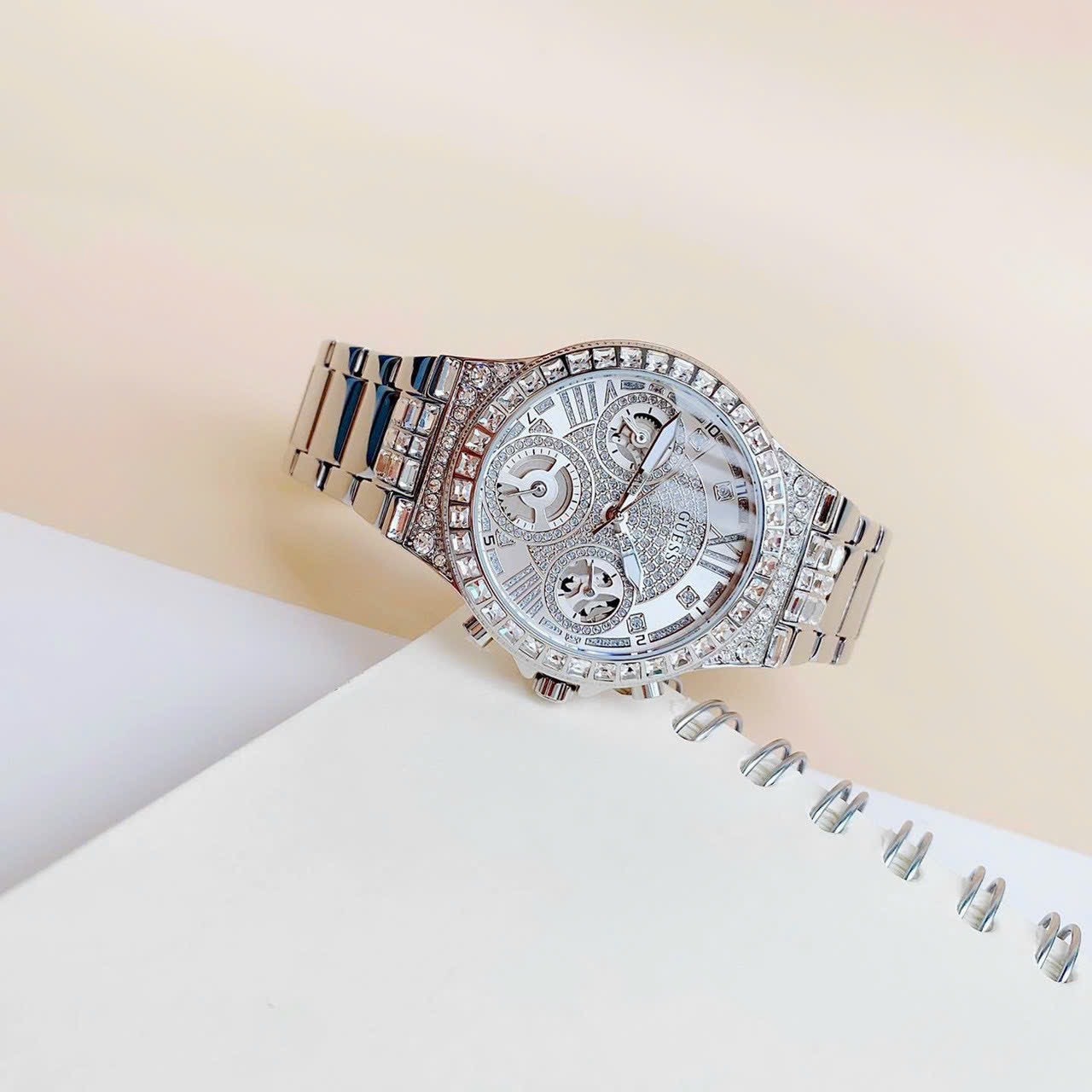 Đồng Hồ Guess Moonlighte |Nữ Giới |Đính Đá |Dây Kim Loại Trắng Silver |Máy Pin (Quartz) |Size 36mm |donghogiatot.vn
