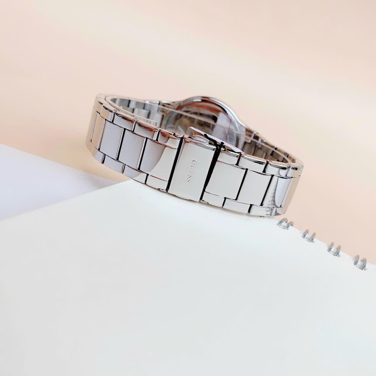 Đồng Hồ Guess Moonlighte |Nữ Giới |Đính Đá |Dây Kim Loại Trắng Silver |Máy Pin (Quartz) |Size 36mm |donghogiatot.vn