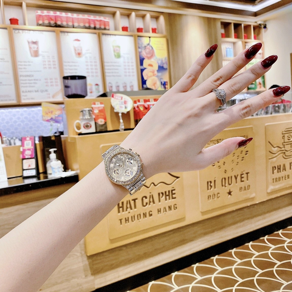 Đồng Hồ Guess Moonlighte |Nữ Giới |Đính Đá |Dây Kim Loại Vàng Gold |Máy Pin (Quartz) |Size 36mm |donghogiatot.vn