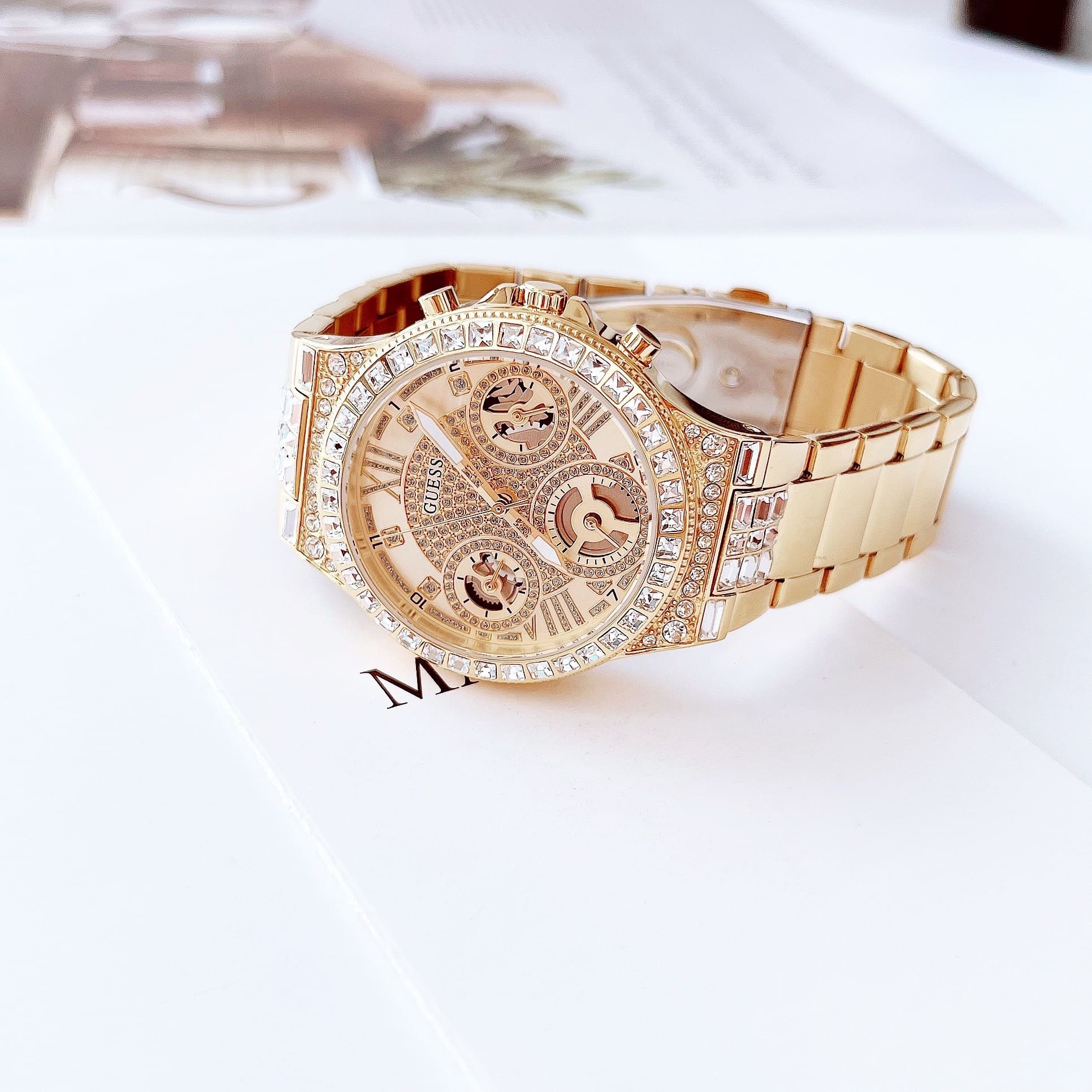 Đồng Hồ Guess Moonlighte |Nữ Giới |Đính Đá |Dây Kim Loại Vàng Gold |Máy Pin (Quartz) |Size 36mm |donghogiatot.vn