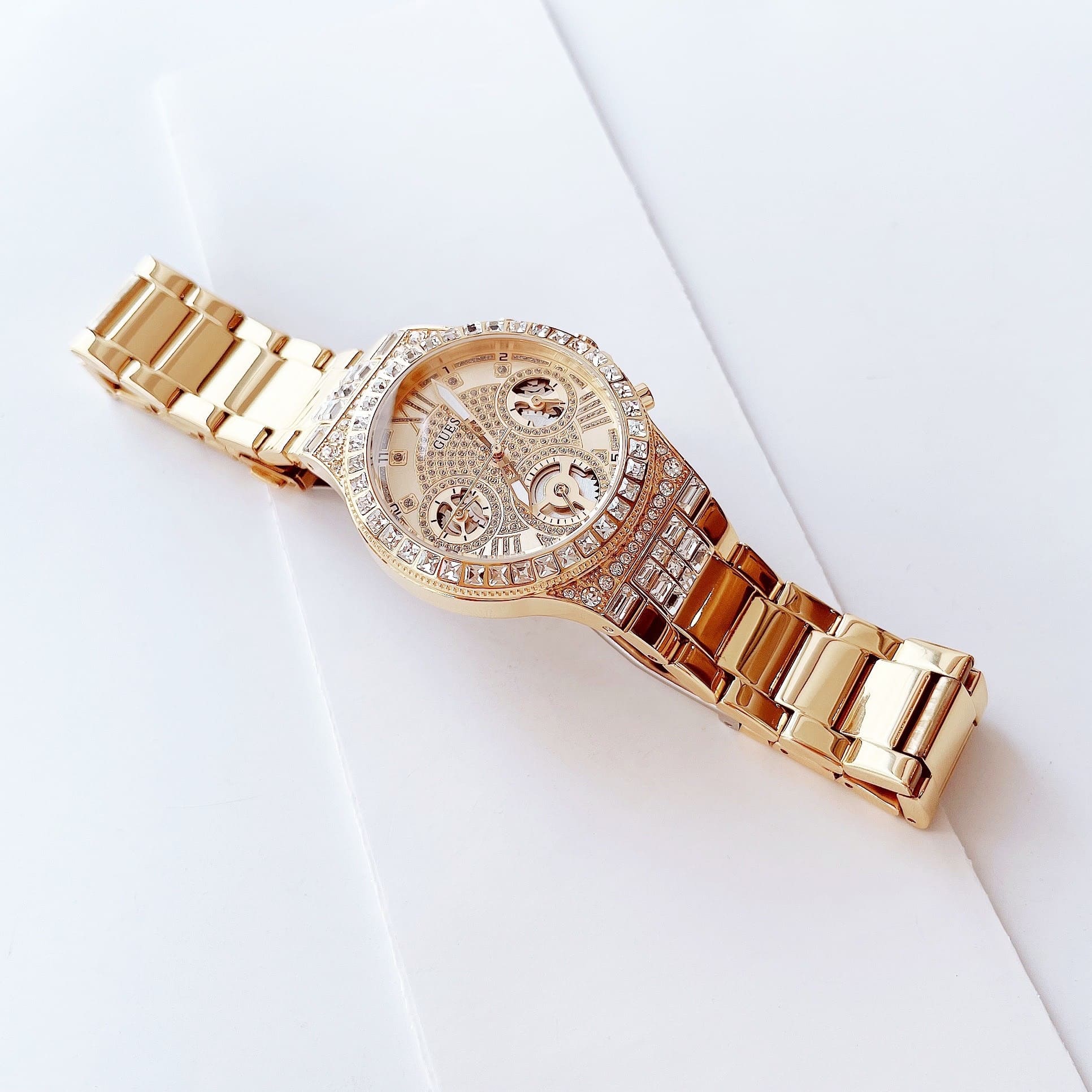 Đồng Hồ Guess Moonlighte |Nữ Giới |Đính Đá |Dây Kim Loại Vàng Gold |Máy Pin (Quartz) |Size 36mm |donghogiatot.vn
