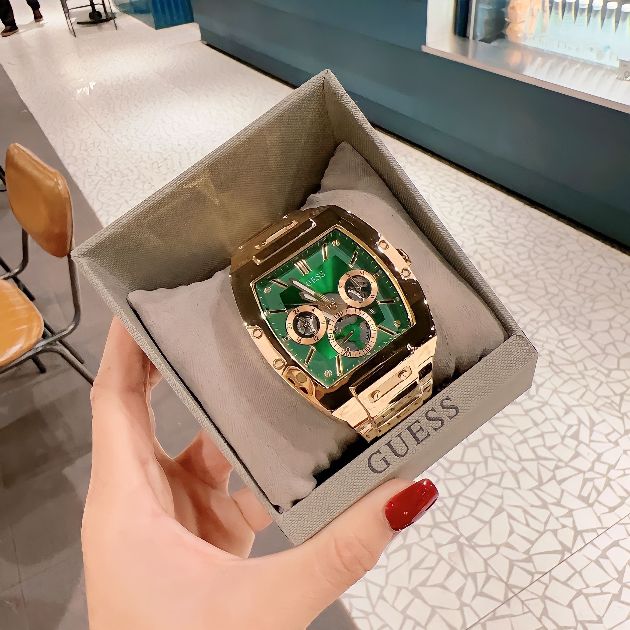 Đồng Hồ Guess Multi Function |Nam Giới |Mặt Xanh Lá |Dây Kim Loại Vàng |Máy Pin (Quartz) |Size 43x51mm |donghogiatot.vn