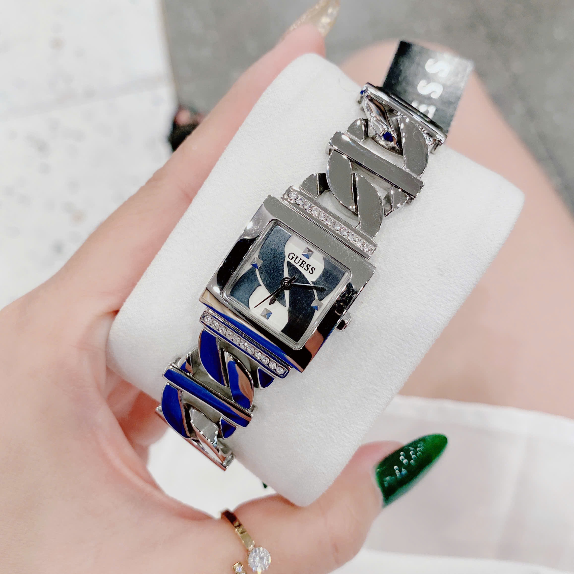 Đồng Hồ Guess Mặt Vuông |Nữ Giới |Đính Đá |Dây Mắt Xích Trắng Silver |Máy Pin (Quartz) |Size 21mm |donghogiatot.vn