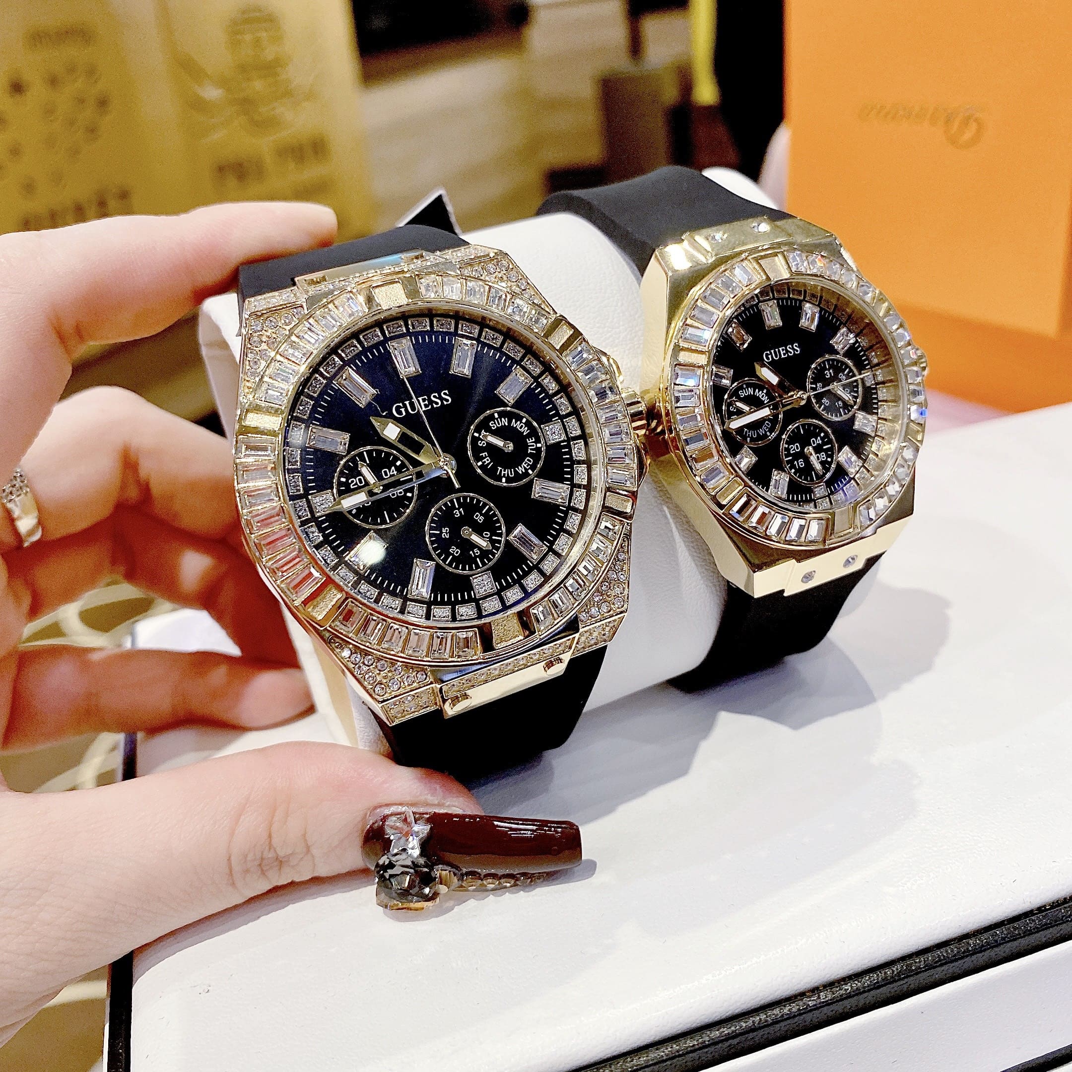 Đồng Hồ Guess Rigor |Cặp Đôi |Đính Đá Vàng Gold |Dây Cao Su Đen |Size 47x38mm |donghogiatot.vn