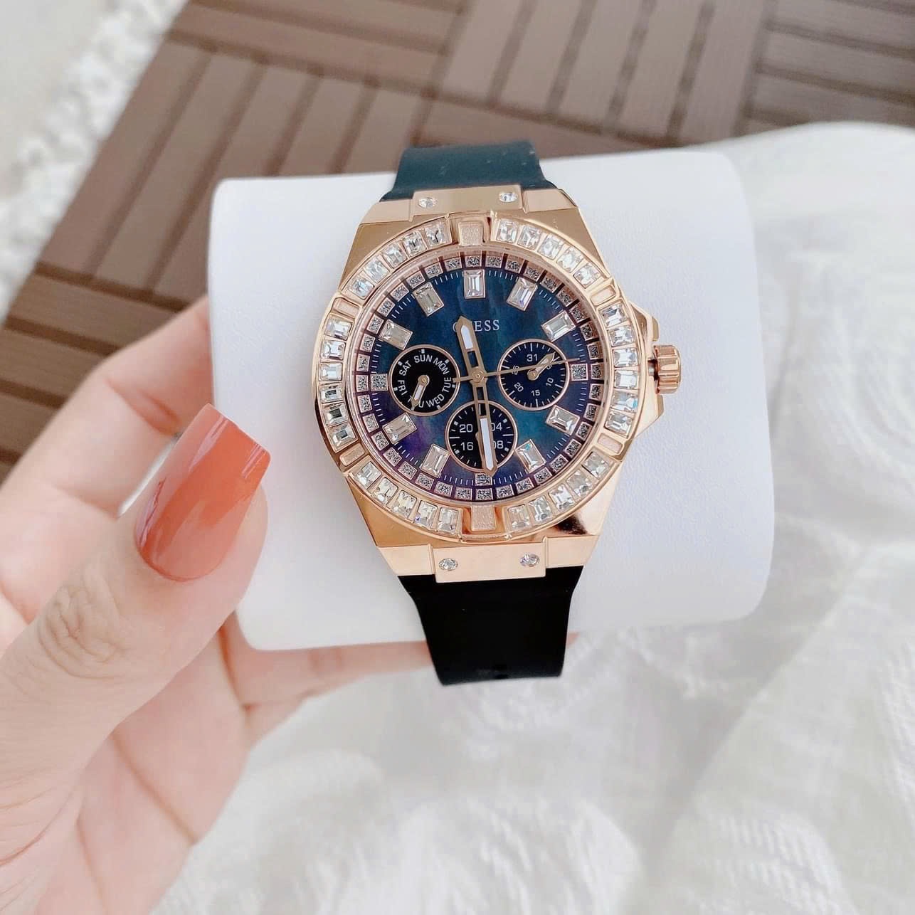 Đồng Hồ Guess Rigor Fashion |Nữ Giới |Đính Đá Rose Gold |Dây Sillicone Đen |Máy Pin (Quartz) |Size 38mm |donghogiatot.vn