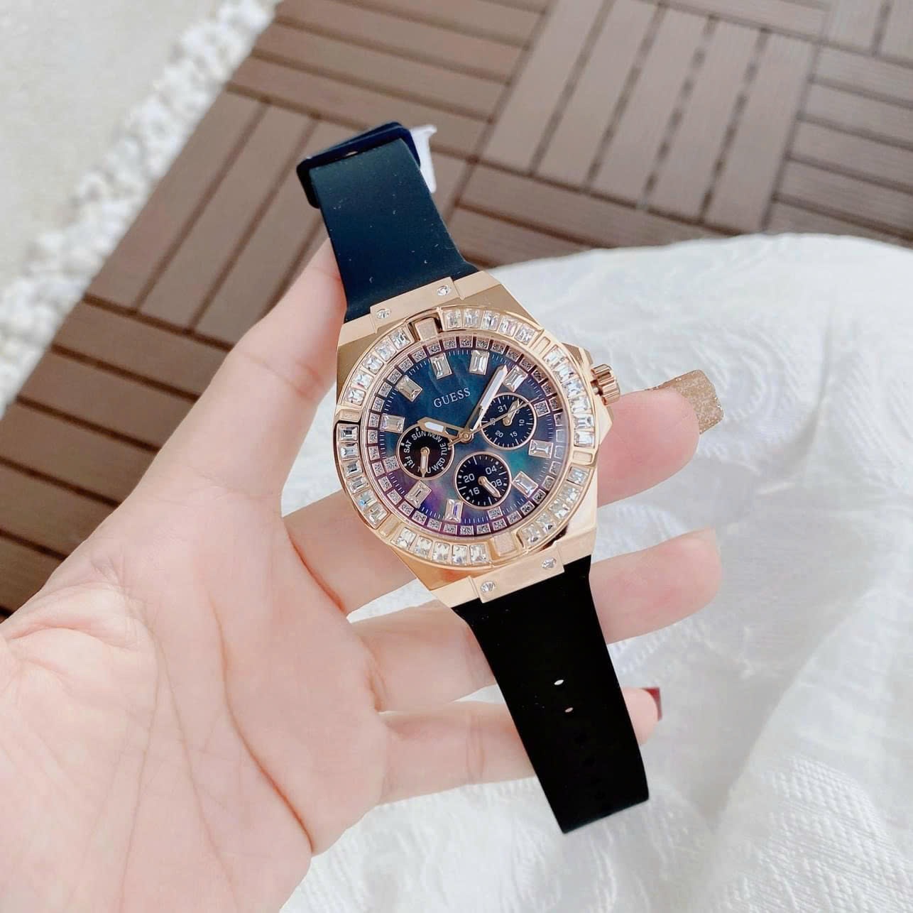 Đồng Hồ Guess Rigor Fashion |Nữ Giới |Đính Đá Rose Gold |Dây Sillicone Đen |Máy Pin (Quartz) |Size 38mm |donghogiatot.vn