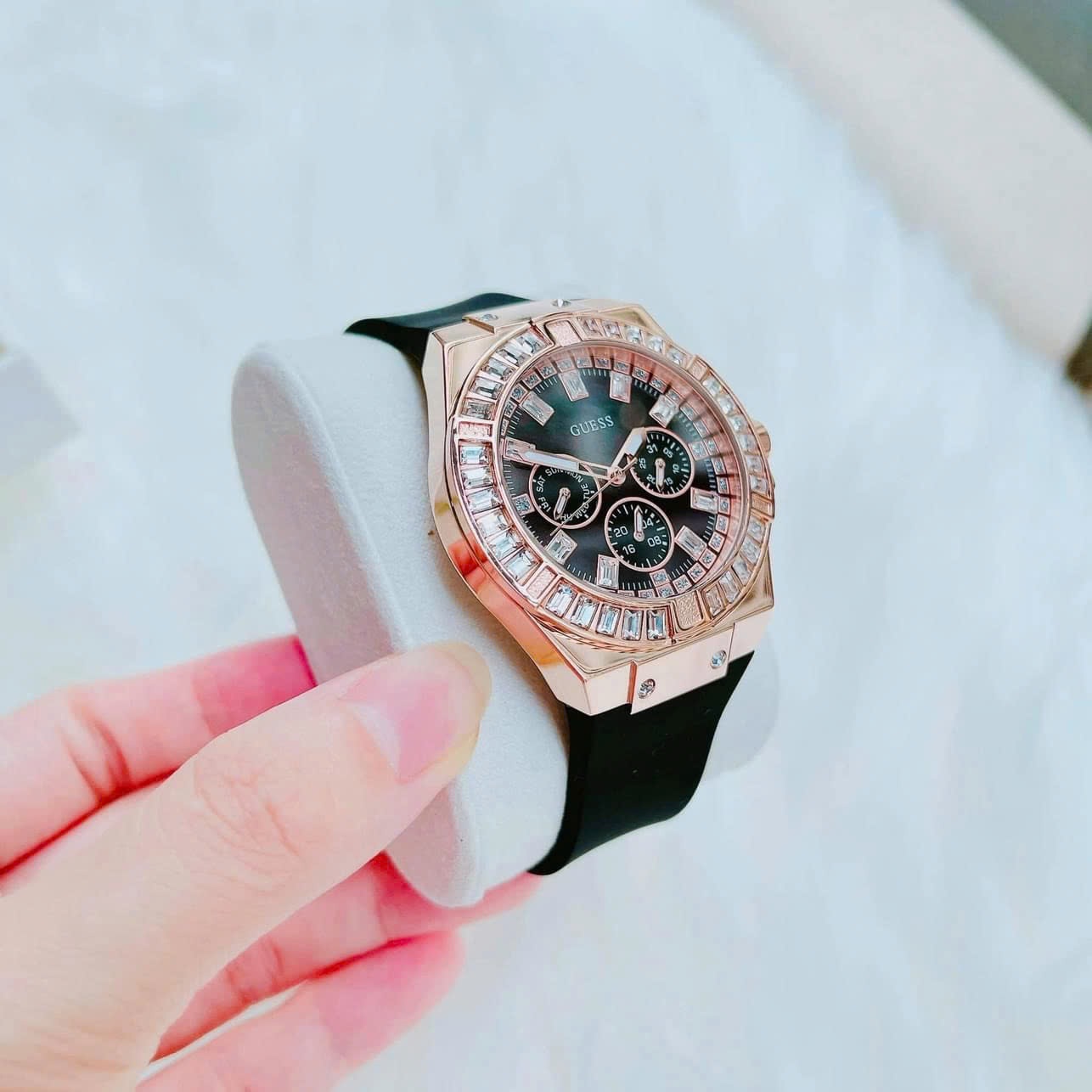 Đồng Hồ Guess Rigor Fashion |Nữ Giới |Đính Đá Rose Gold |Dây Sillicone Đen |Máy Pin (Quartz) |Size 38mm |donghogiatot.vn