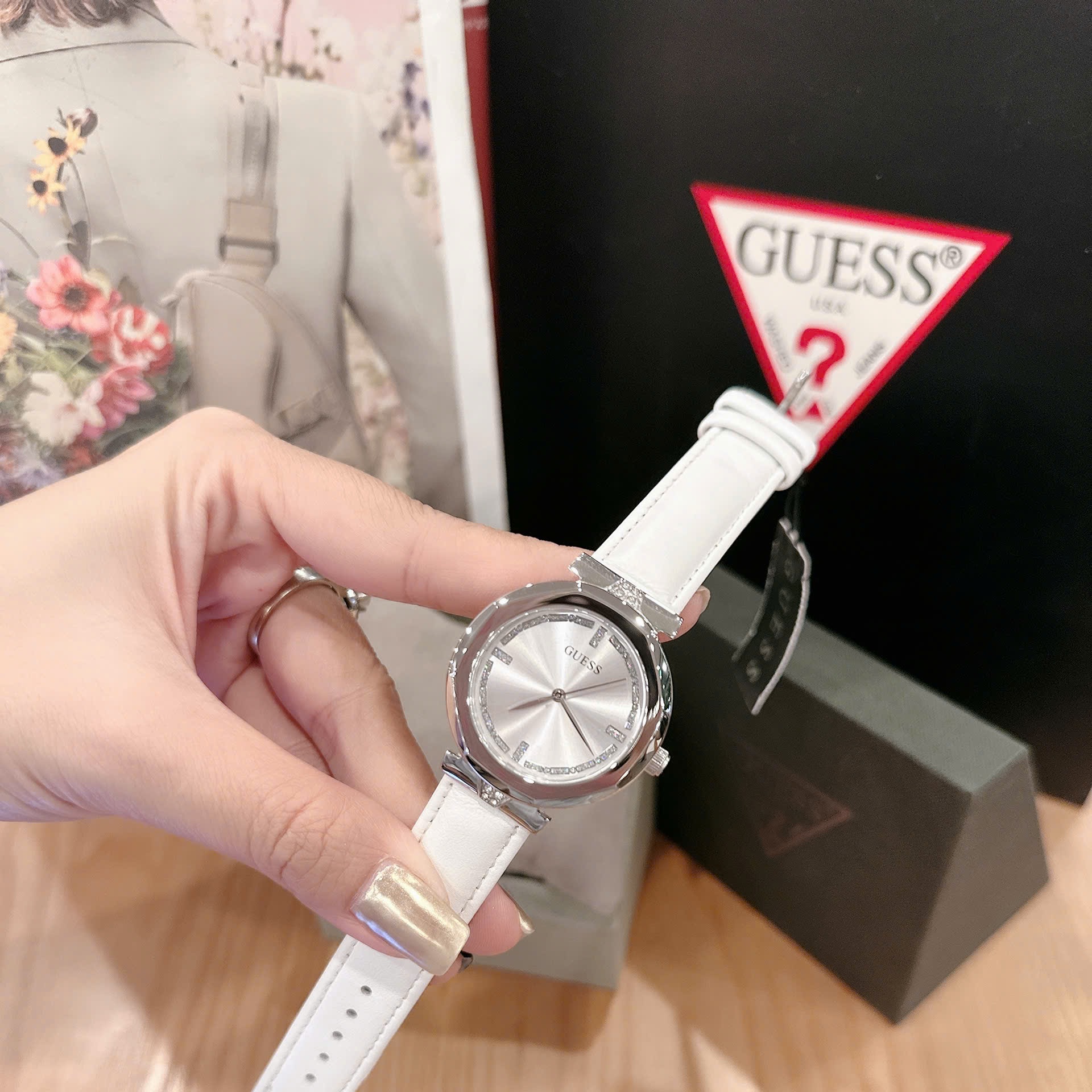 Đồng Hồ Guess Rumour |Nữ Giới |Mặt Silver |Dây Da Màu Trắng |Máy Pin (Quartz) |Size 34mm |donghogiatot.vn