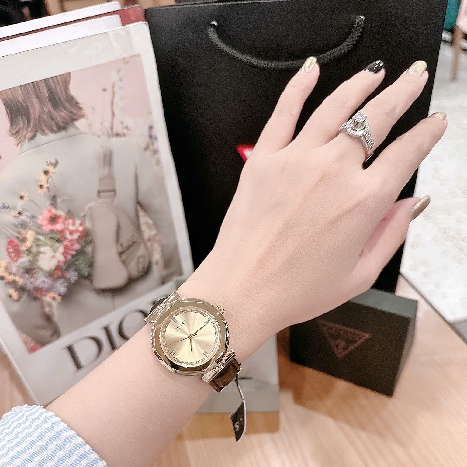 Đồng Hồ Guess Rumour |Nữ Giới |Vàng Gold |Dây Da Màu Đen |Máy Pin (Quartz) |Size 34mm |donghogiatot.vn