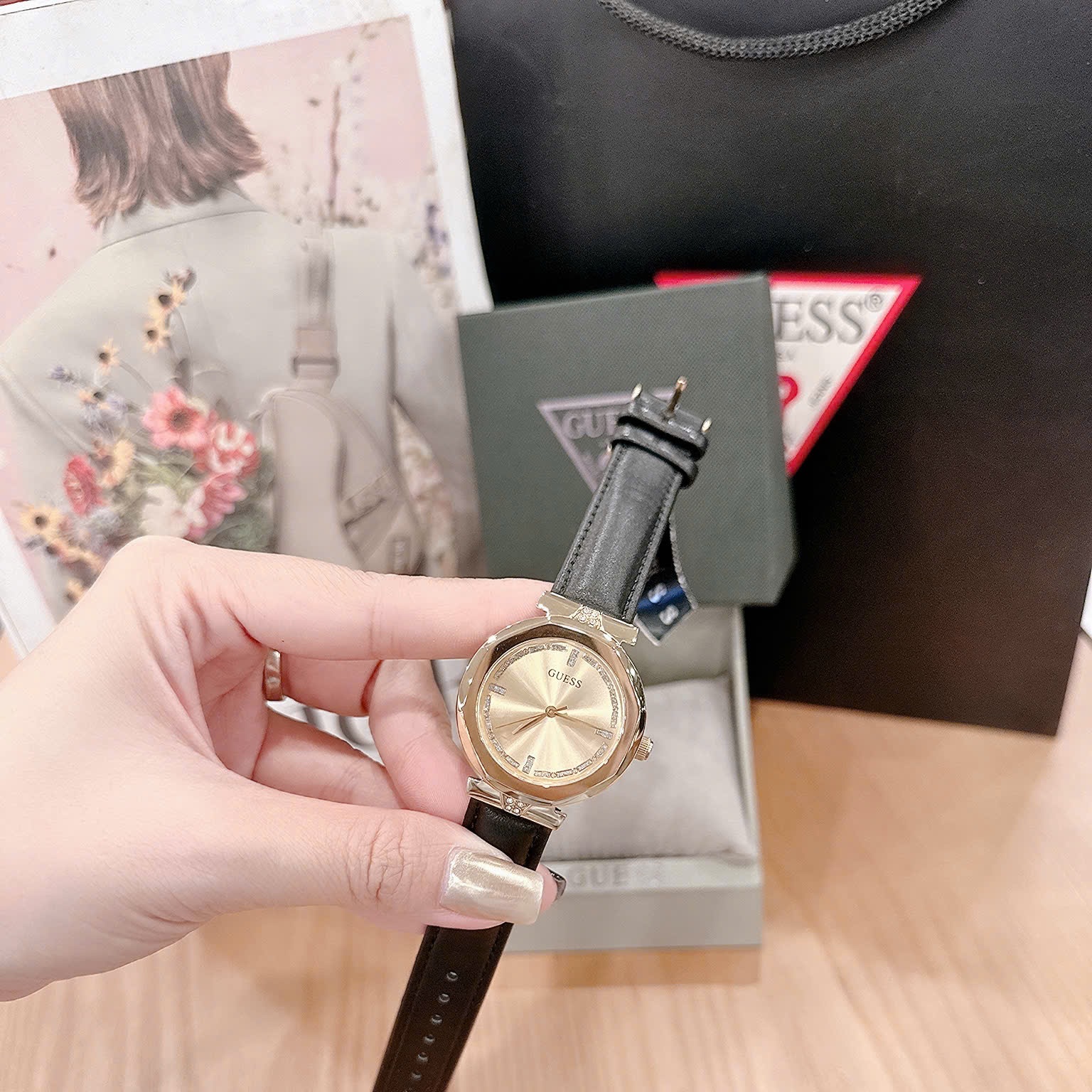 Đồng Hồ Guess Rumour |Nữ Giới |Vàng Gold |Dây Da Màu Đen |Máy Pin (Quartz) |Size 34mm |donghogiatot.vn