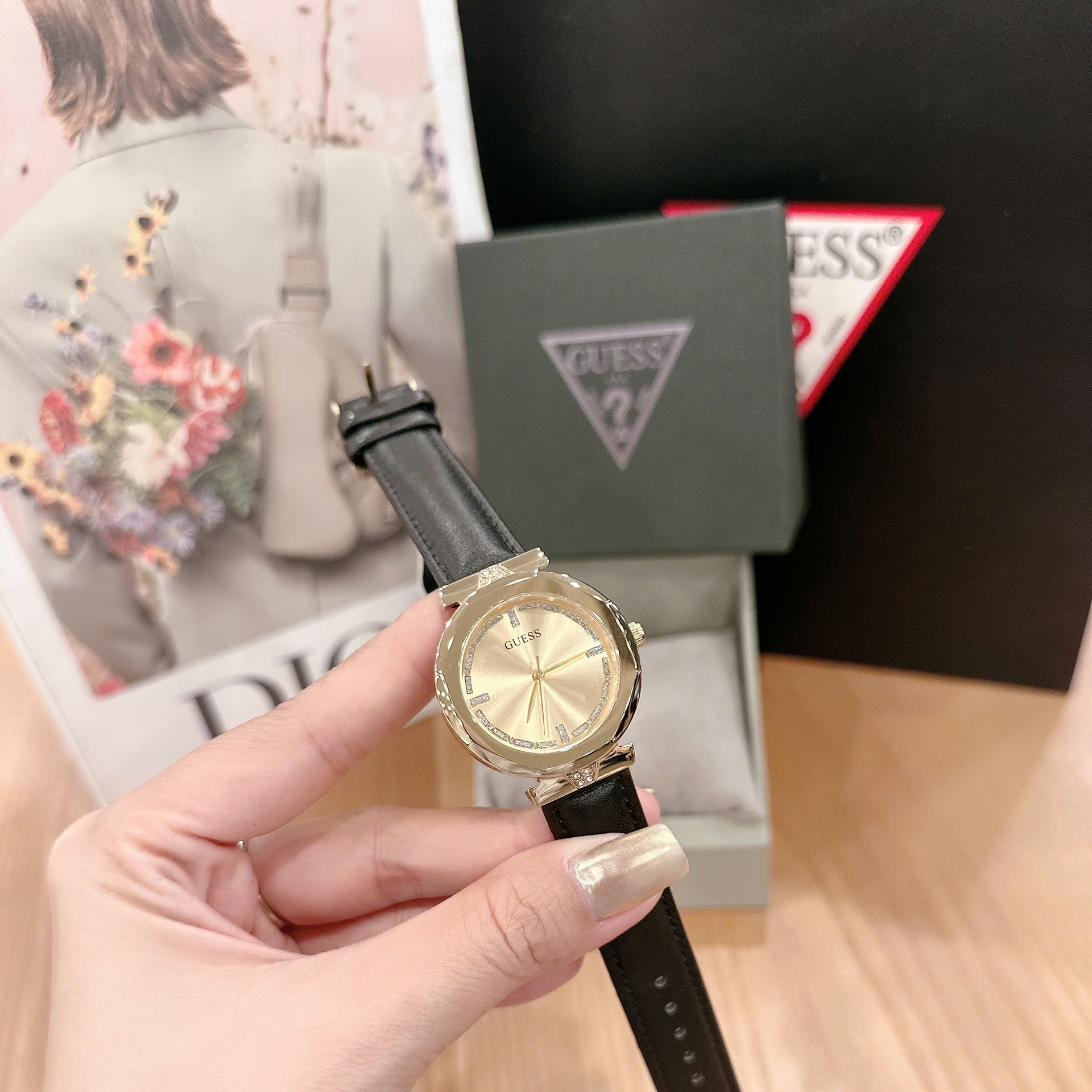 Đồng Hồ Guess Rumour |Nữ Giới |Vàng Gold |Dây Da Màu Đen |Máy Pin (Quartz) |Size 34mm |donghogiatot.vn