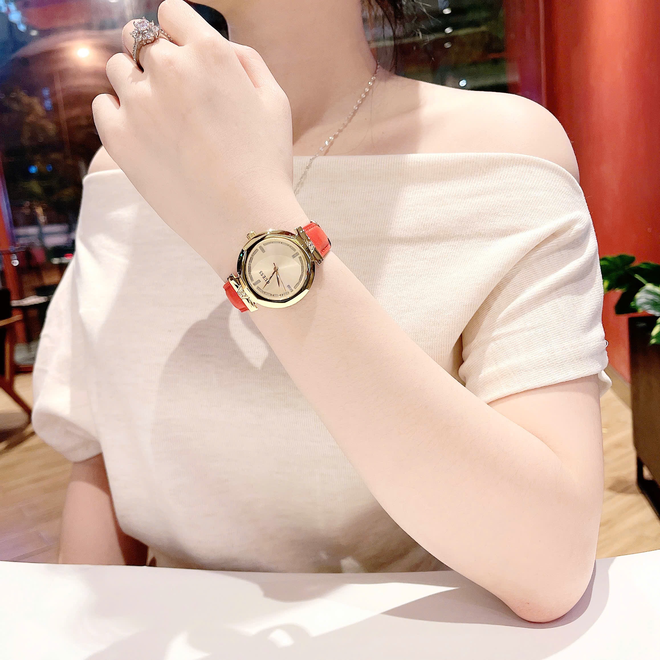Đồng Hồ Guess Rumour |Nữ Giới |Vàng Gold |Dây Da Màu Đỏ |Máy Pin (Quartz) |Size 34mm |donghogiatot.vn