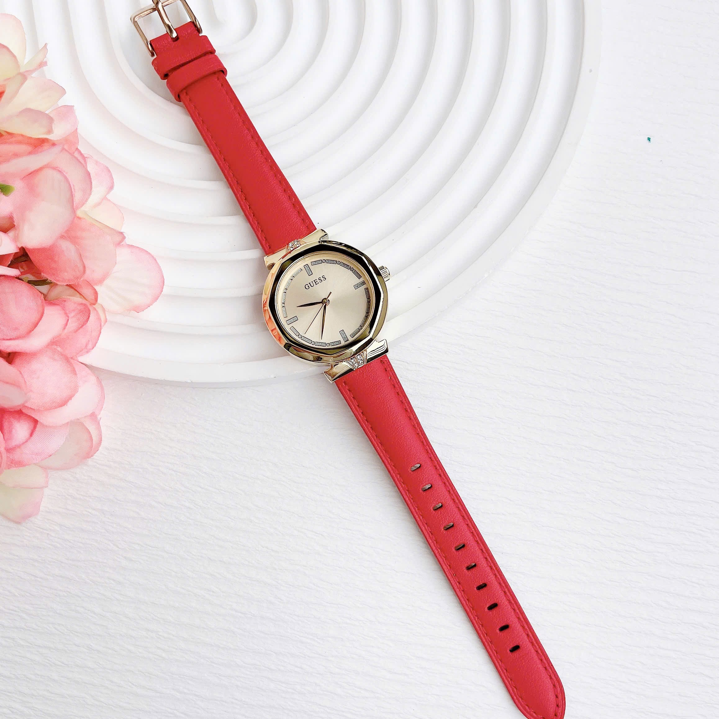 Đồng Hồ Guess Rumour |Nữ Giới |Vàng Gold |Dây Da Màu Đỏ |Máy Pin (Quartz) |Size 34mm |donghogiatot.vn