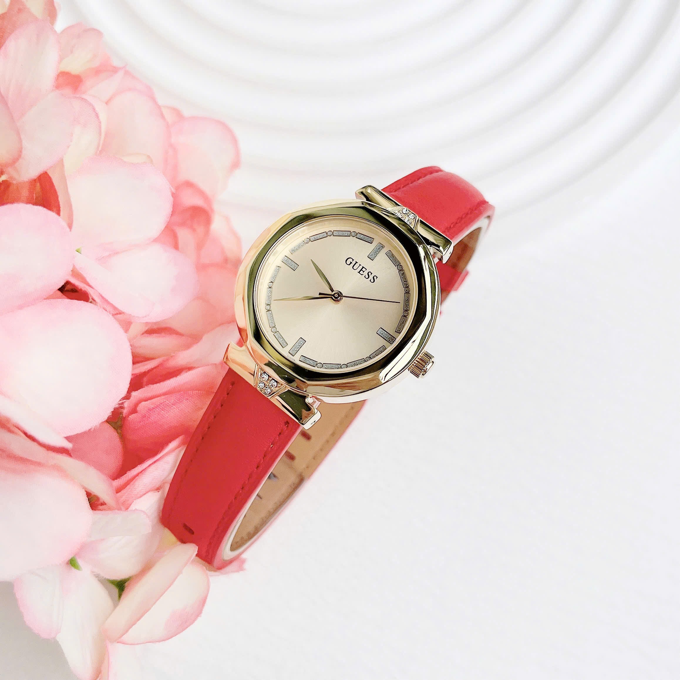 Đồng Hồ Guess Rumour |Nữ Giới |Vàng Gold |Dây Da Màu Đỏ |Máy Pin (Quartz) |Size 34mm |donghogiatot.vn