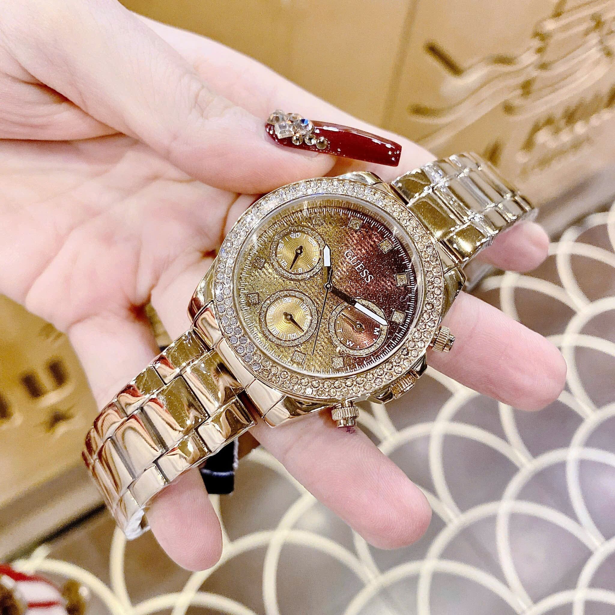 Đồng Hồ Guess Sol |Nữ Giới |Mặt Đính Đá |Dây Kim Loại Vàng Gold |Máy Pin (Quartz) |Size 38mm |donghogiatot.vn