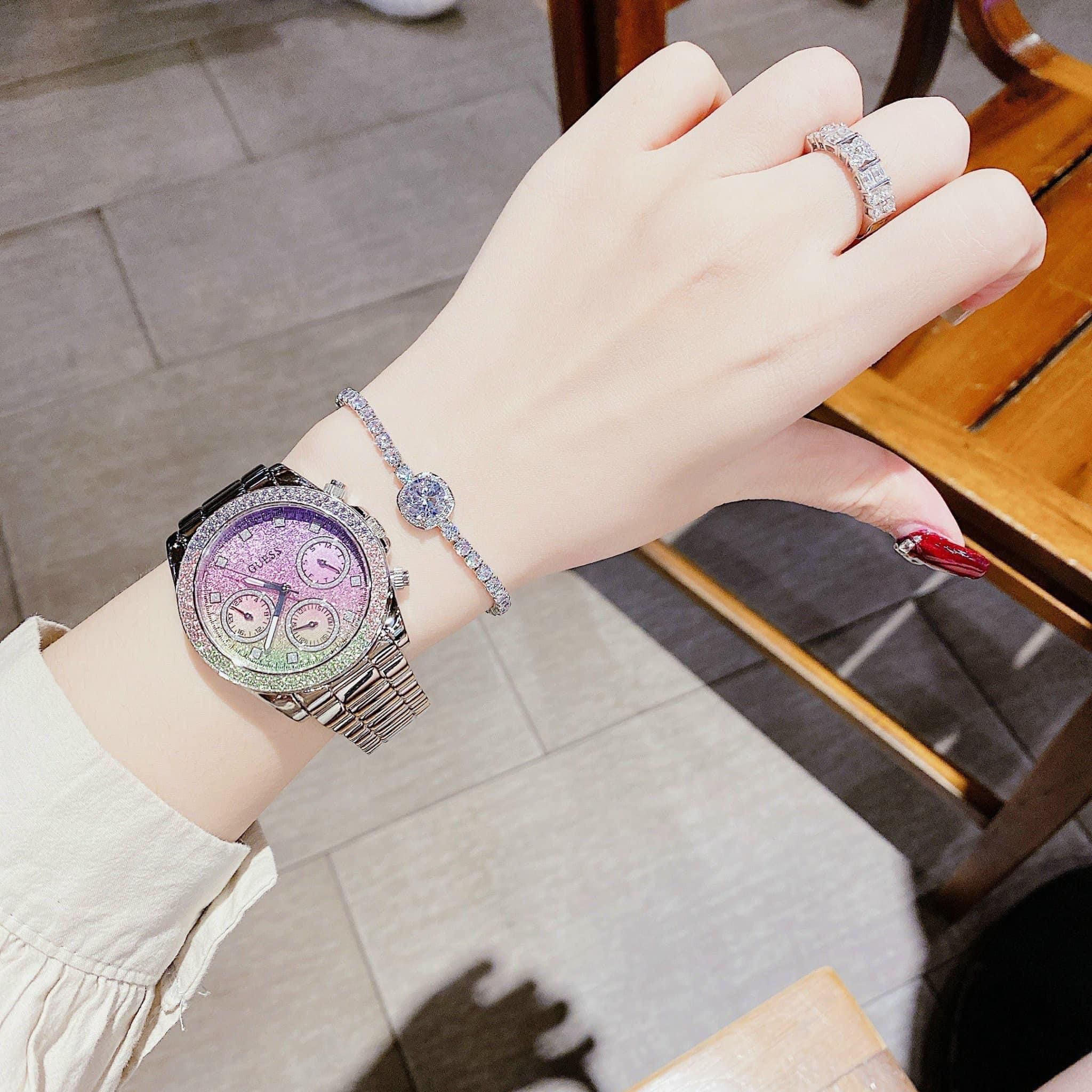 Đồng Hồ Guess Sol |Nữ Giới |Mặt Đính Đá Tím Xanh |Dây Kim Loại |Máy Pin (Quartz) |Size 38mm |donghogiatot.vn