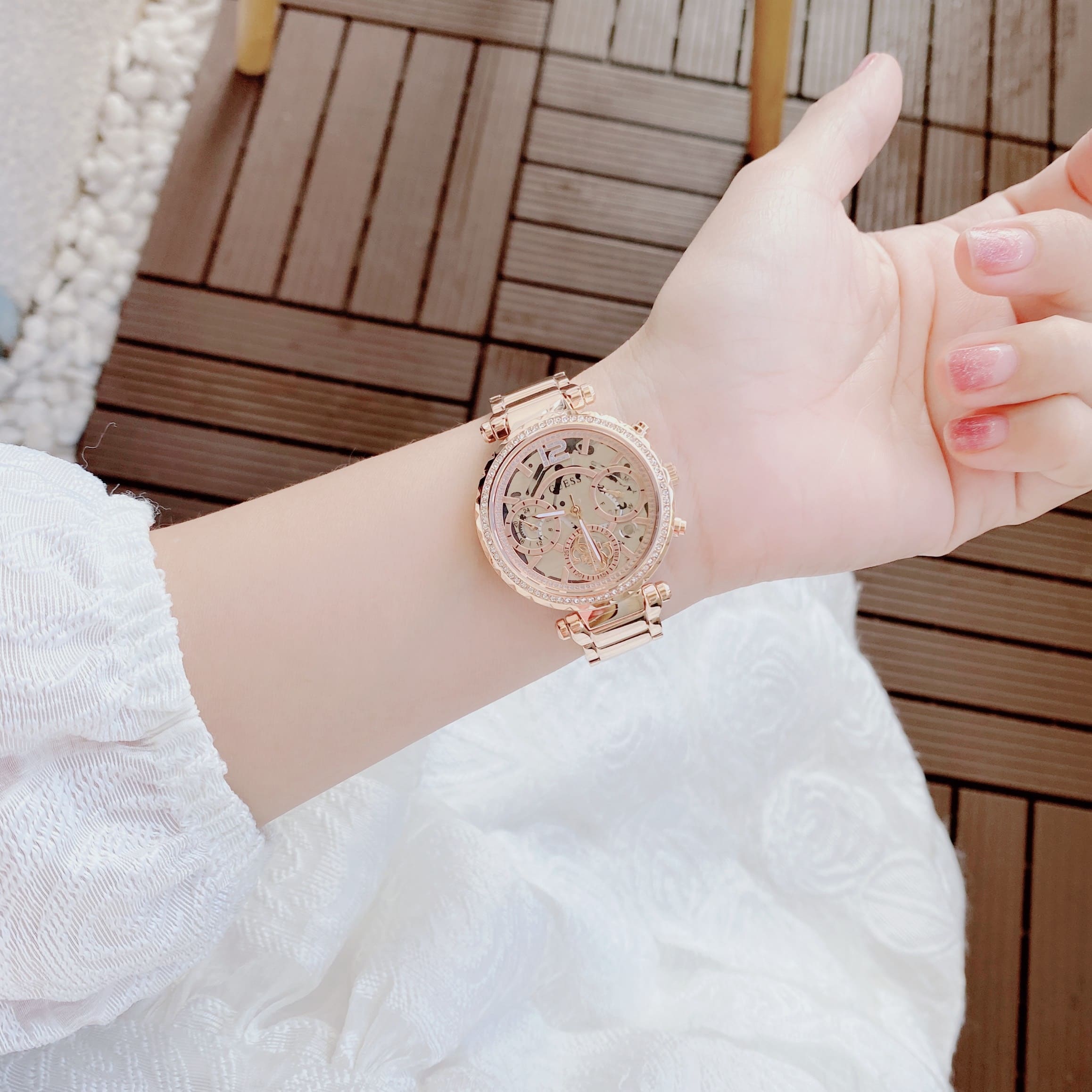 Đồng Hồ Guess Solstice |Nữ Giới |Mặt Đính Đá |Dây Kim Loại Rose Gold |Máy Pin (Quartz) |Size 37mm |donghogiatot.vn