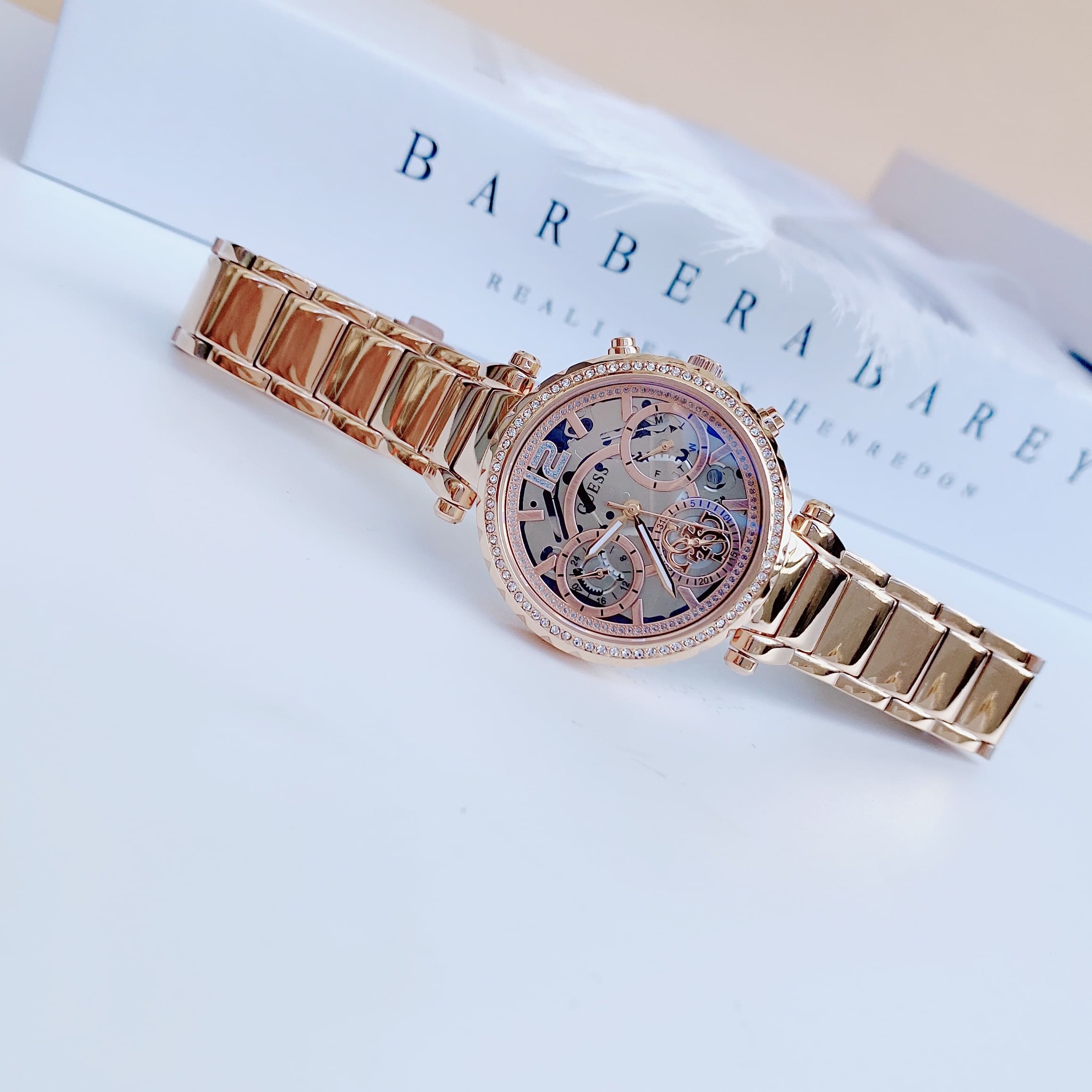 Đồng Hồ Guess Solstice |Nữ Giới |Mặt Đính Đá |Dây Kim Loại Rose Gold |Máy Pin (Quartz) |Size 37mm |donghogiatot.vn