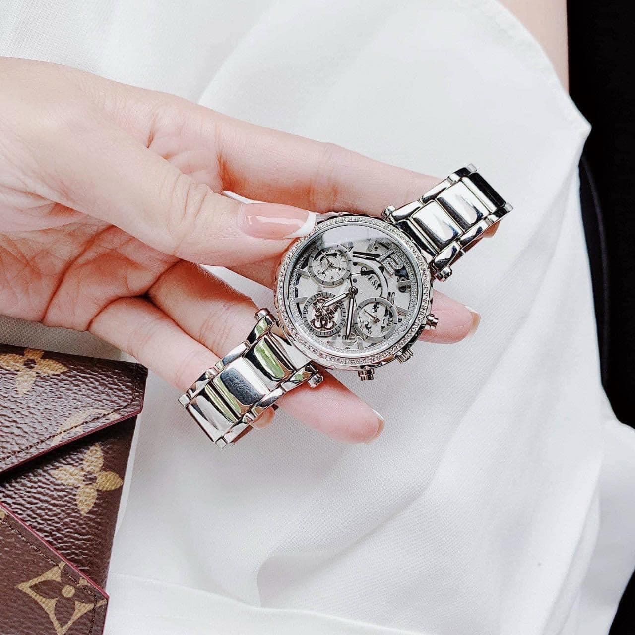 Đồng Hồ Guess Solstice |Nữ Giới |Mặt Đính Đá |Dây Kim Loại Trắng Silver |Máy Pin (Quartz) |Size 37mm |donghogiatot.vn