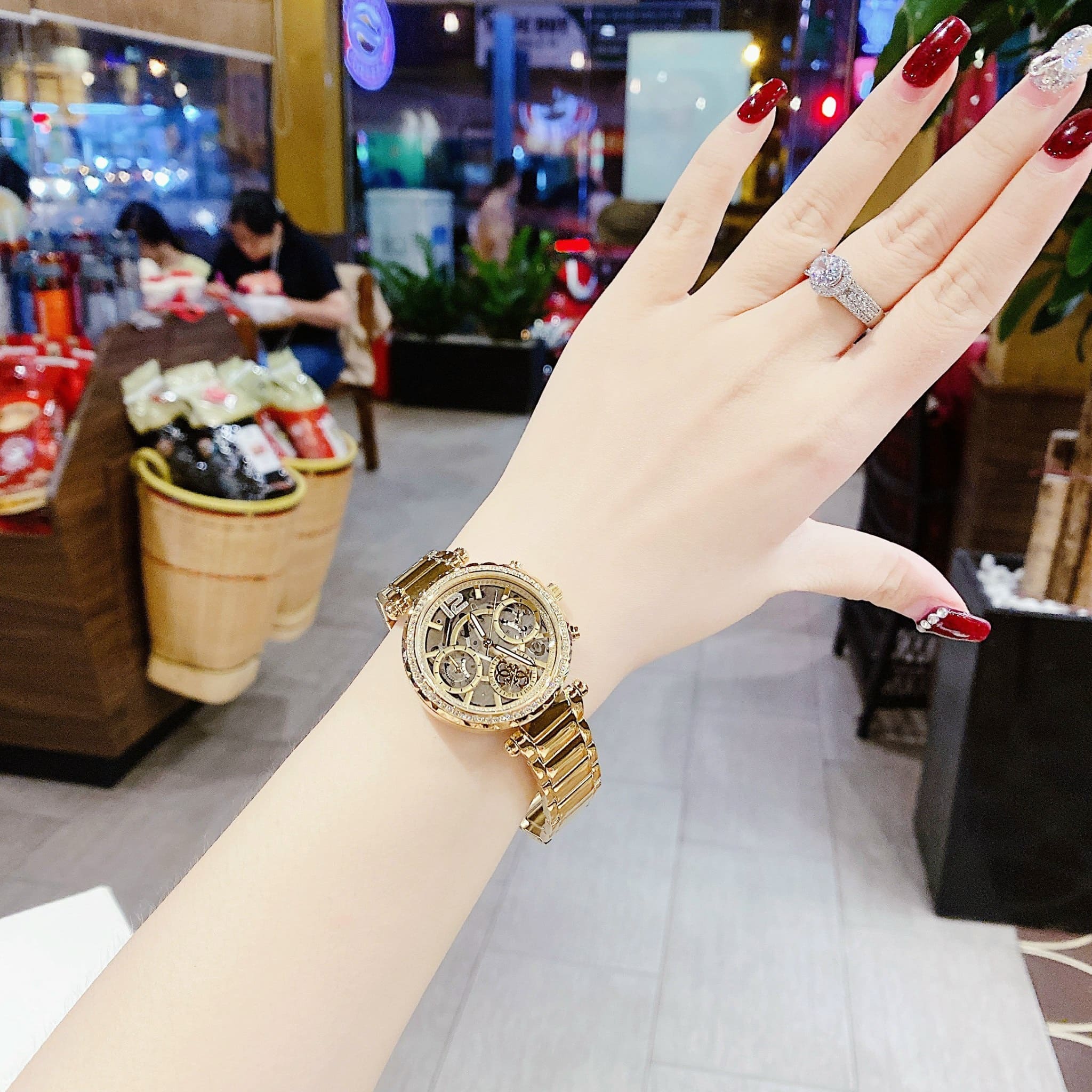 Đồng Hồ Guess Solstice |Nữ Giới |Mặt Đính Đá |Dây Kim Loại Vàng Gold |Máy Pin (Quartz) |Size 37mm |donghogiatot.vn