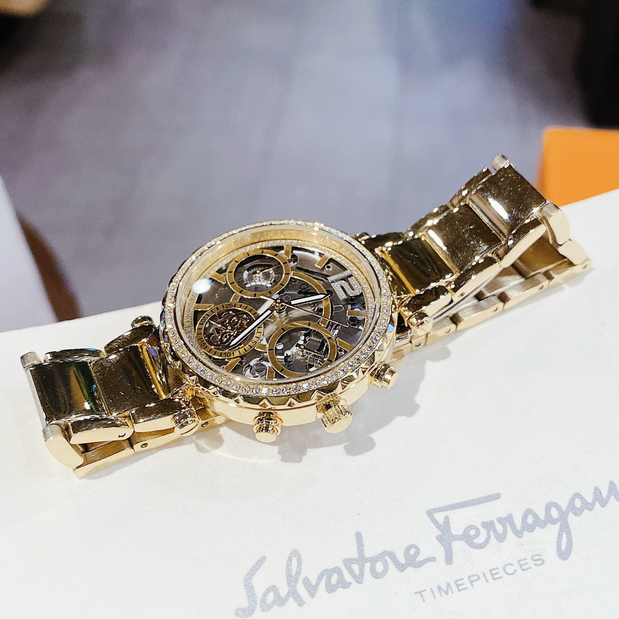 Đồng Hồ Guess Solstice |Nữ Giới |Mặt Đính Đá |Dây Kim Loại Vàng Gold |Máy Pin (Quartz) |Size 37mm |donghogiatot.vn