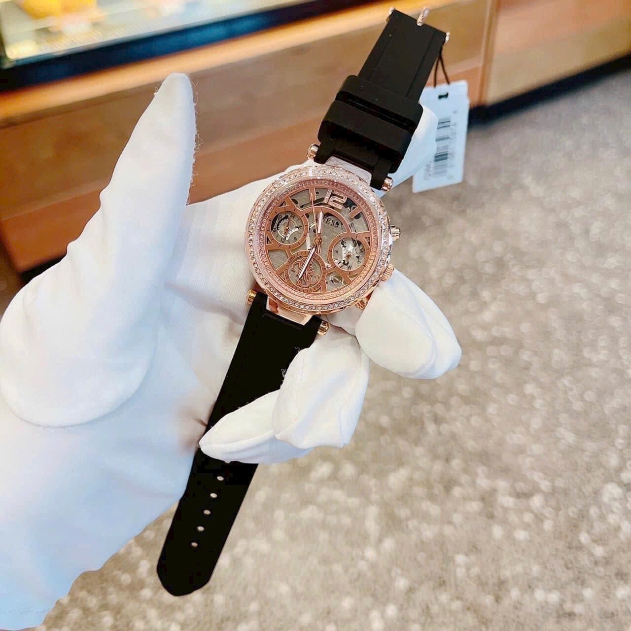 Đồng Hồ Guess Solstice |Nữ Giới |Rose Gold |Dây Cao Su Đen |Máy Pin (Quartz) |Size 36mm |donghogiatot.vn
