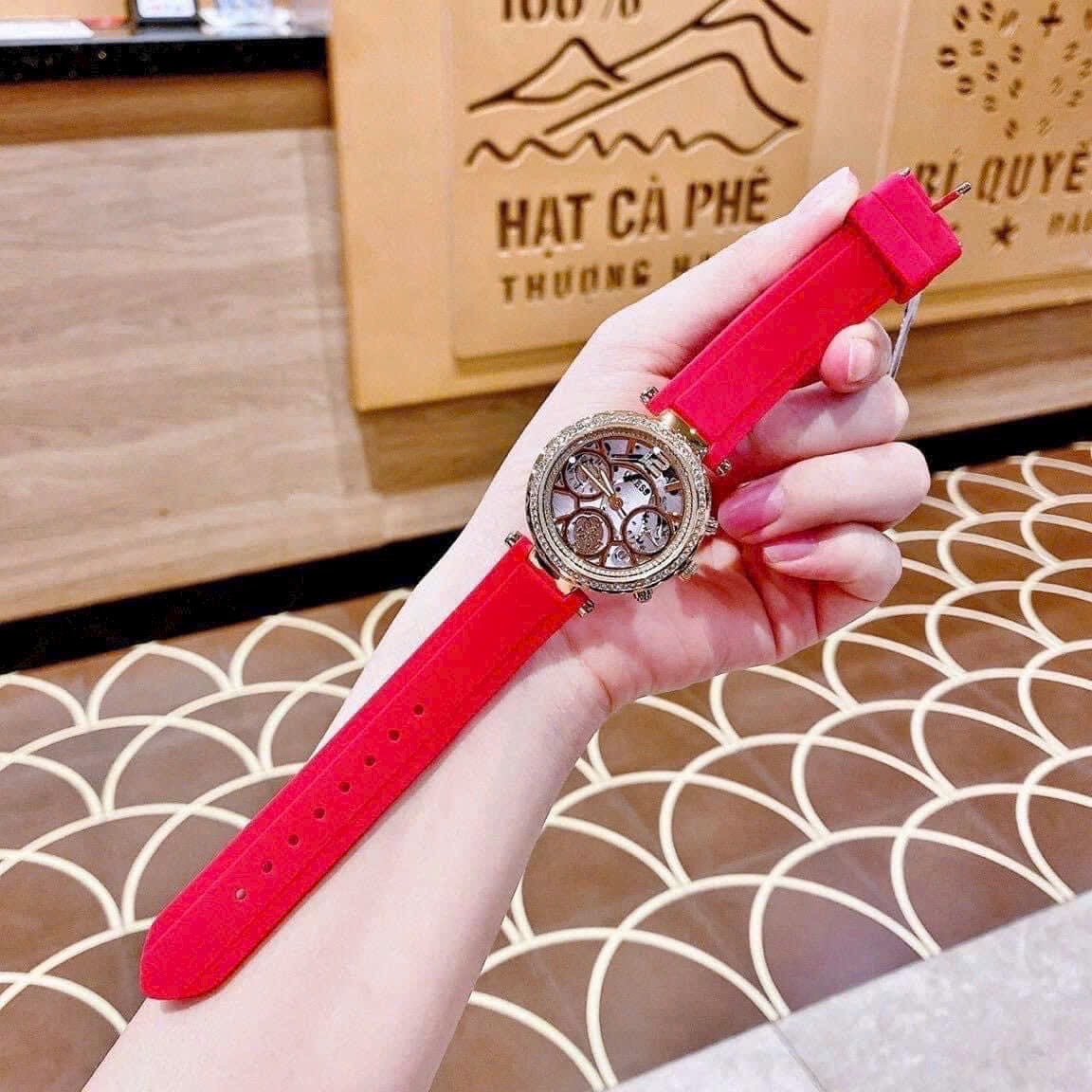 Đồng Hồ Guess Solstice |Nữ Giới |Vàng Gold |Dây Cao Su Đỏ |Máy Pin (Quartz) |Size 36mm |donghogiatot.vn