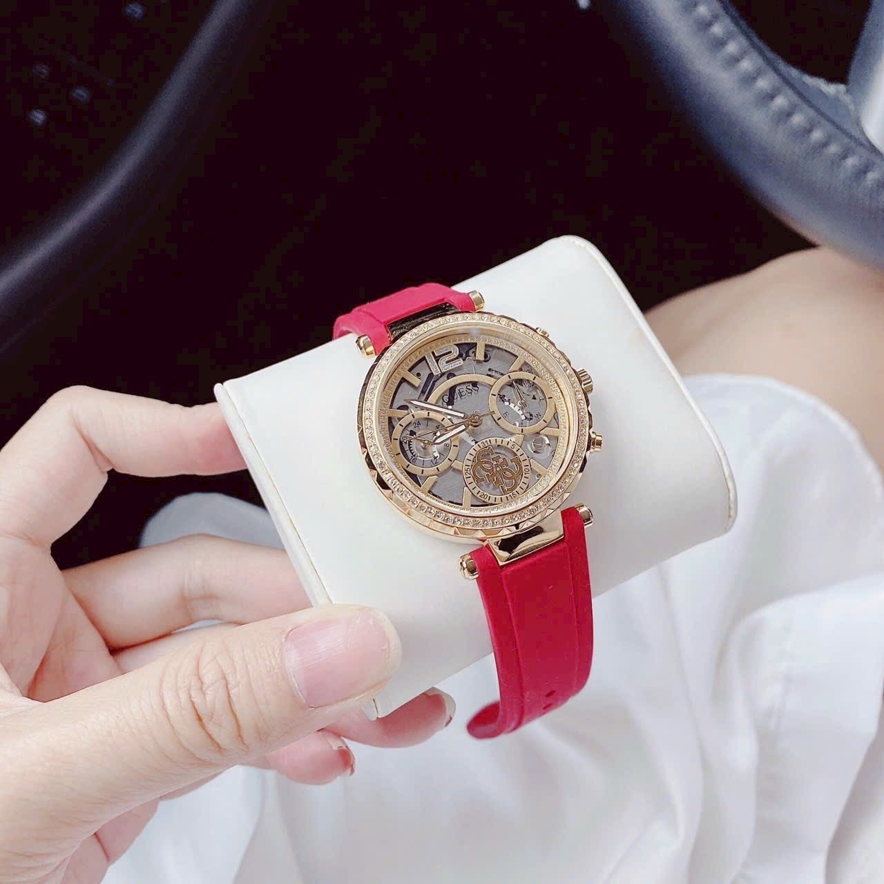 Đồng Hồ Guess Solstice |Nữ Giới |Vàng Gold |Dây Cao Su Đỏ |Máy Pin (Quartz) |Size 36mm |donghogiatot.vn