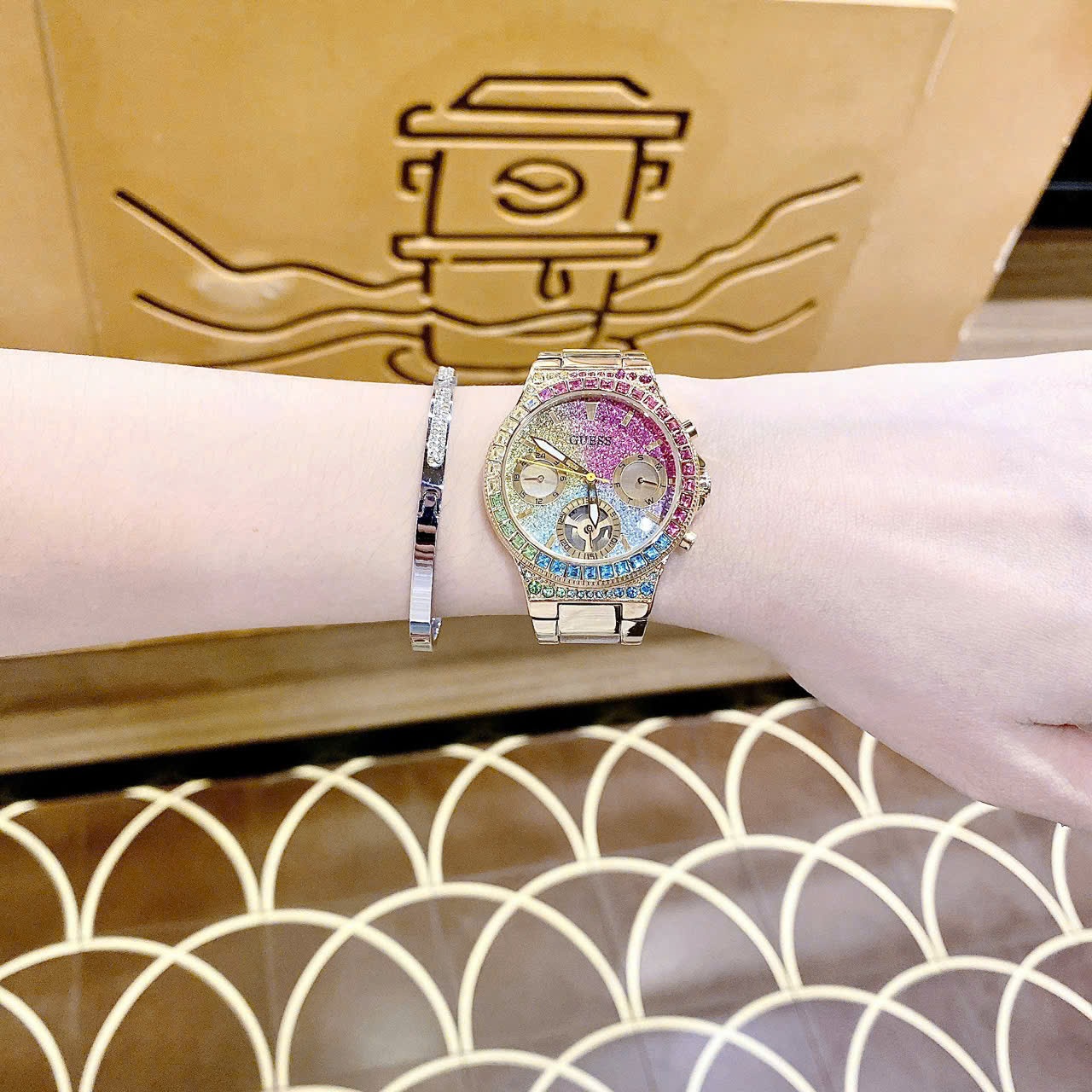 Đồng Hồ Guess Sugarrush |Nữ Giới |Đính Đá Cầu Vồng |Dây Kim Loại Vàng Gold |Máy Pin (Quartz) |Size 36mm |donghogiatot.vn