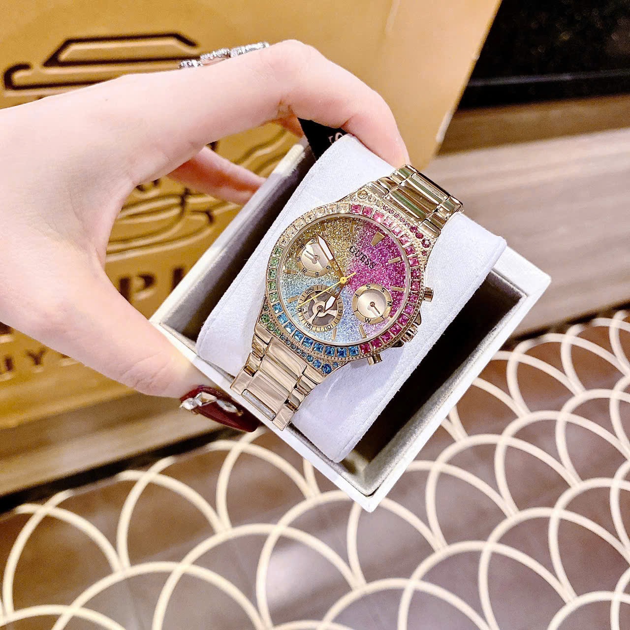 Đồng Hồ Guess Sugarrush |Nữ Giới |Đính Đá Cầu Vồng |Dây Kim Loại Vàng Gold |Máy Pin (Quartz) |Size 36mm |donghogiatot.vn