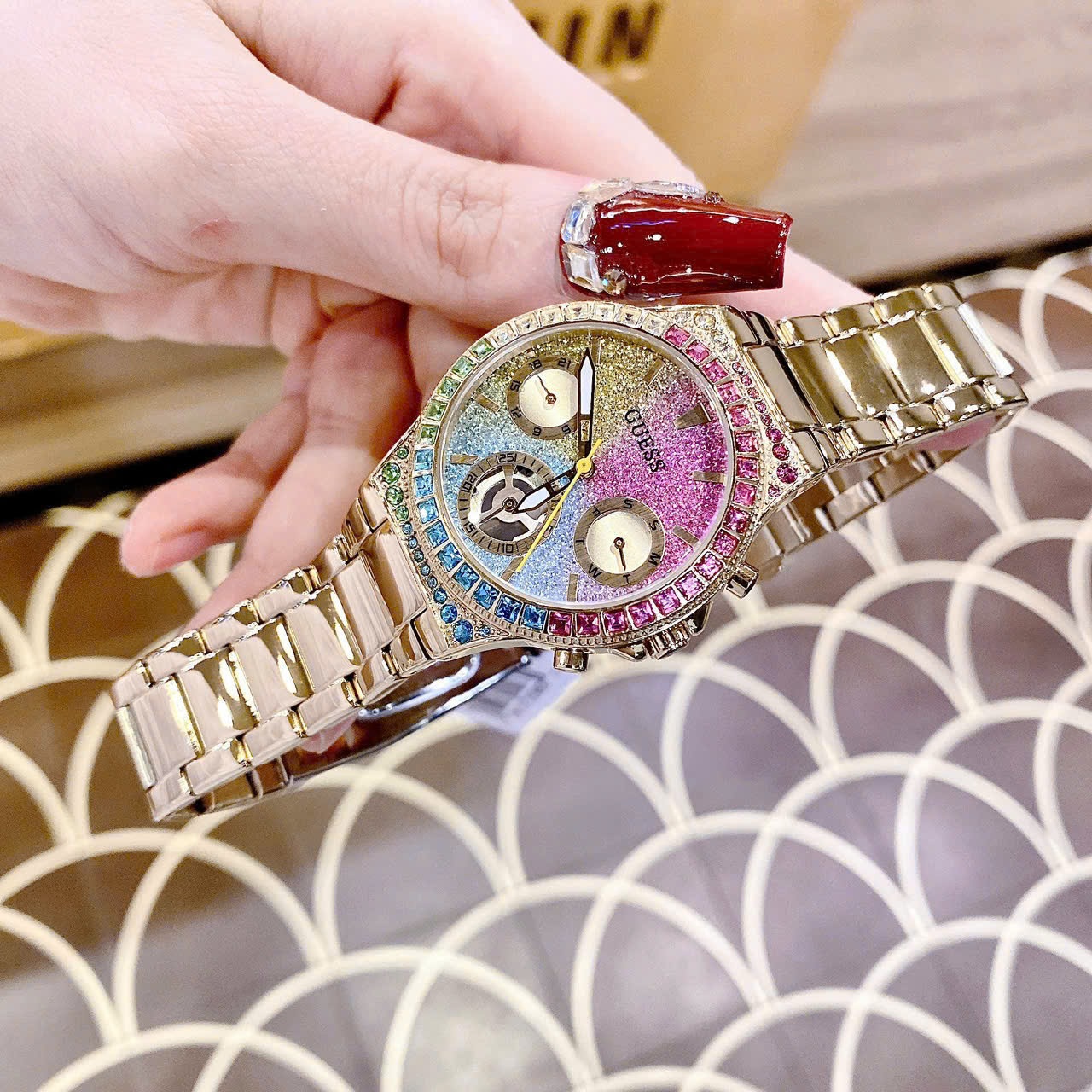 Đồng Hồ Guess Sugarrush |Nữ Giới |Đính Đá Cầu Vồng |Dây Kim Loại Vàng Gold |Máy Pin (Quartz) |Size 36mm |donghogiatot.vn